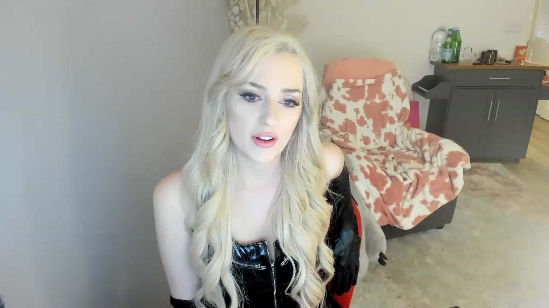 Gallery image thumbnail from HoldMyGfruit's myfreecams stream on, 04/08/2023, 02:21 image 5 of 20