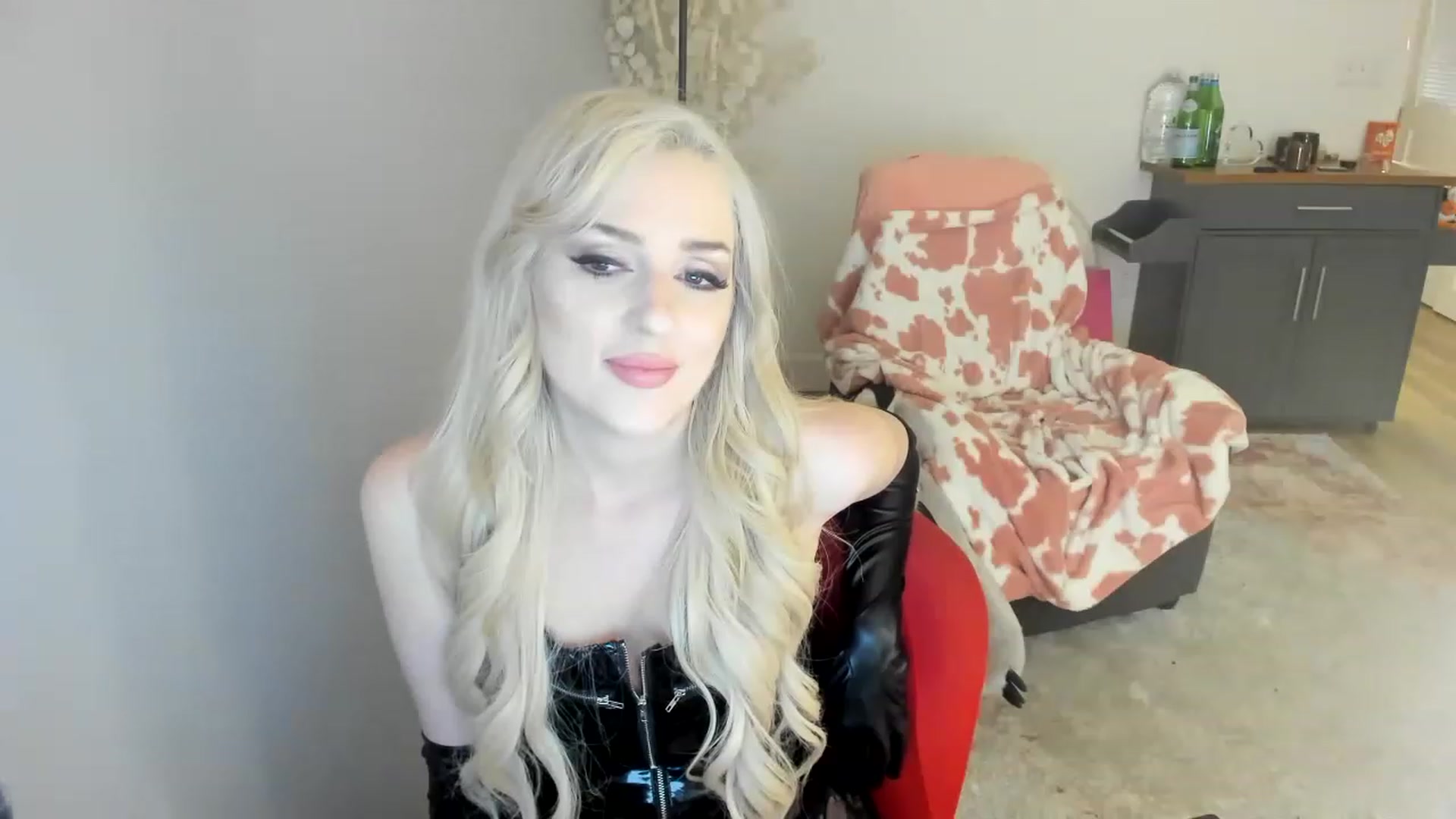 Gallery image thumbnail from HoldMyGfruit's myfreecams stream on, 04/08/2023, 02:21 image 6 of 20