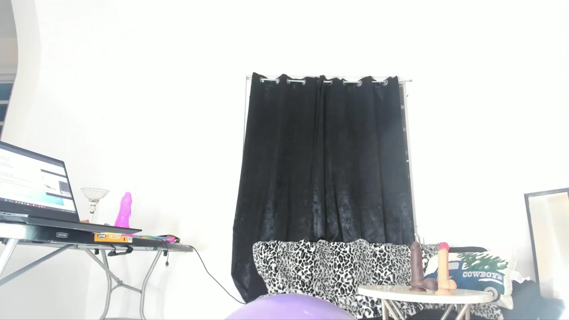 Gallery image thumbnail from HollyHanna's myfreecams stream on, 12/03/2022, 03:20 image 19 of 20