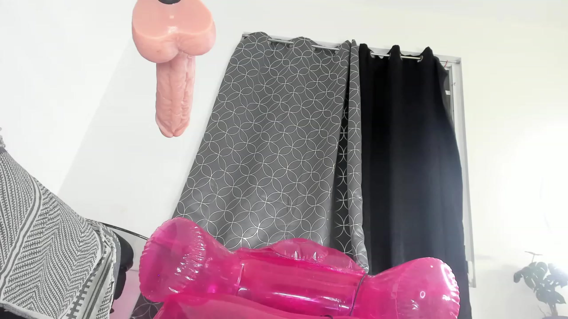 Gallery image thumbnail from HollyHanna's myfreecams stream on, 02/13/2023, 22:59 image 16 of 20