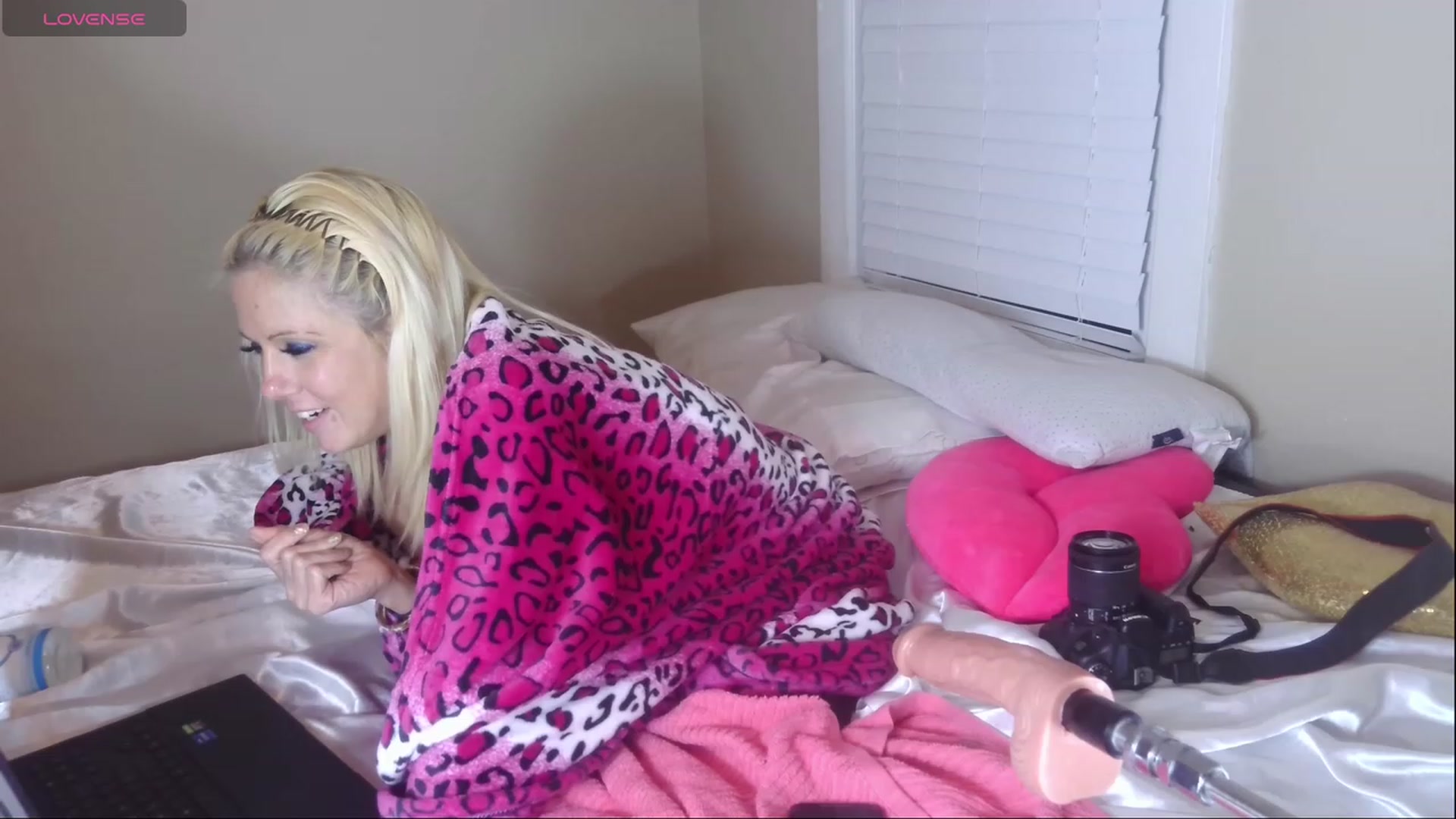 Gallery image thumbnail from HollyHanna's myfreecams stream on, 11/19/2023, 06:34 image 10 of 20