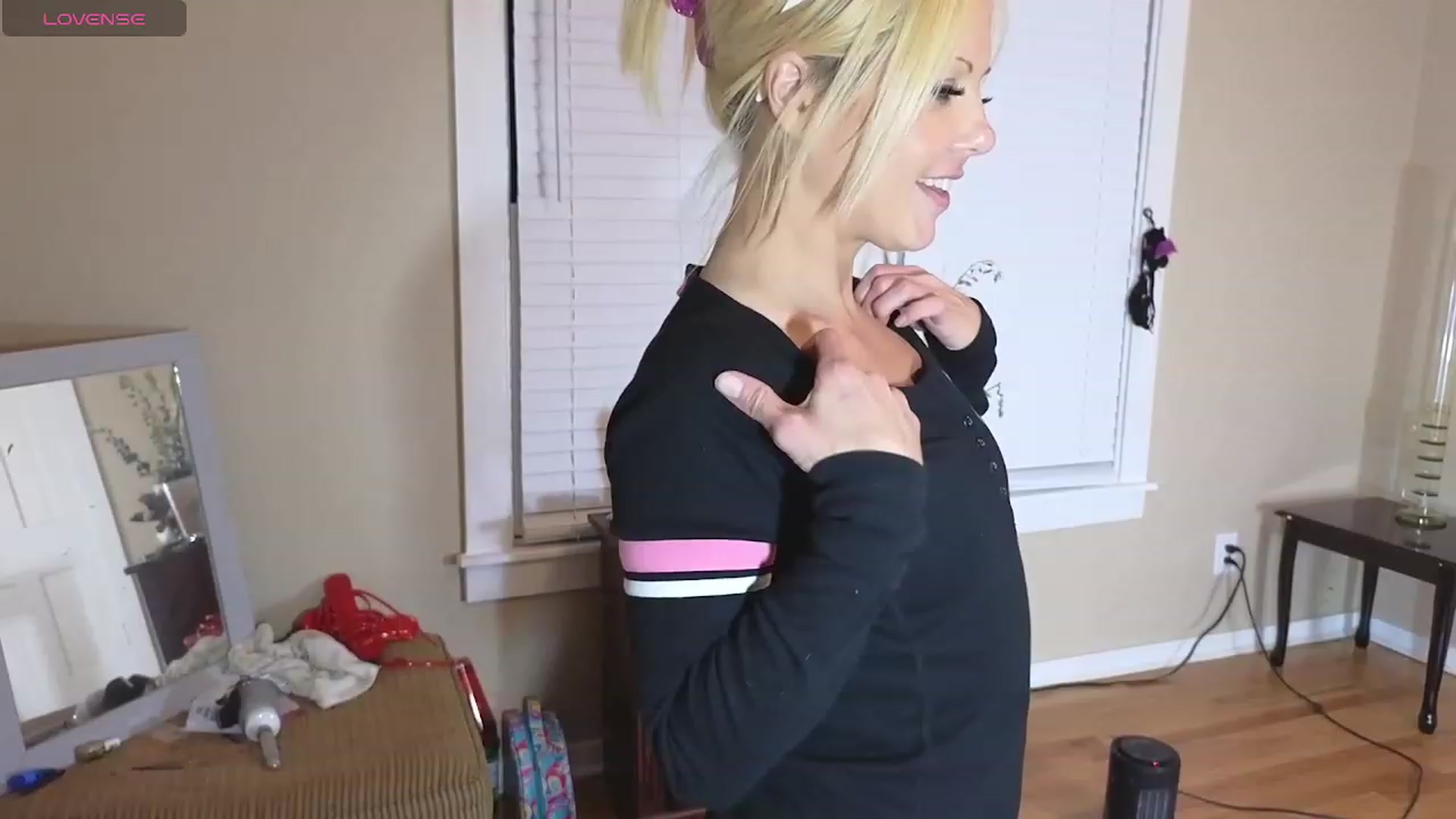 Gallery image thumbnail from HollyHanna's myfreecams stream on, 12/04/2023, 02:32 image 3 of 20