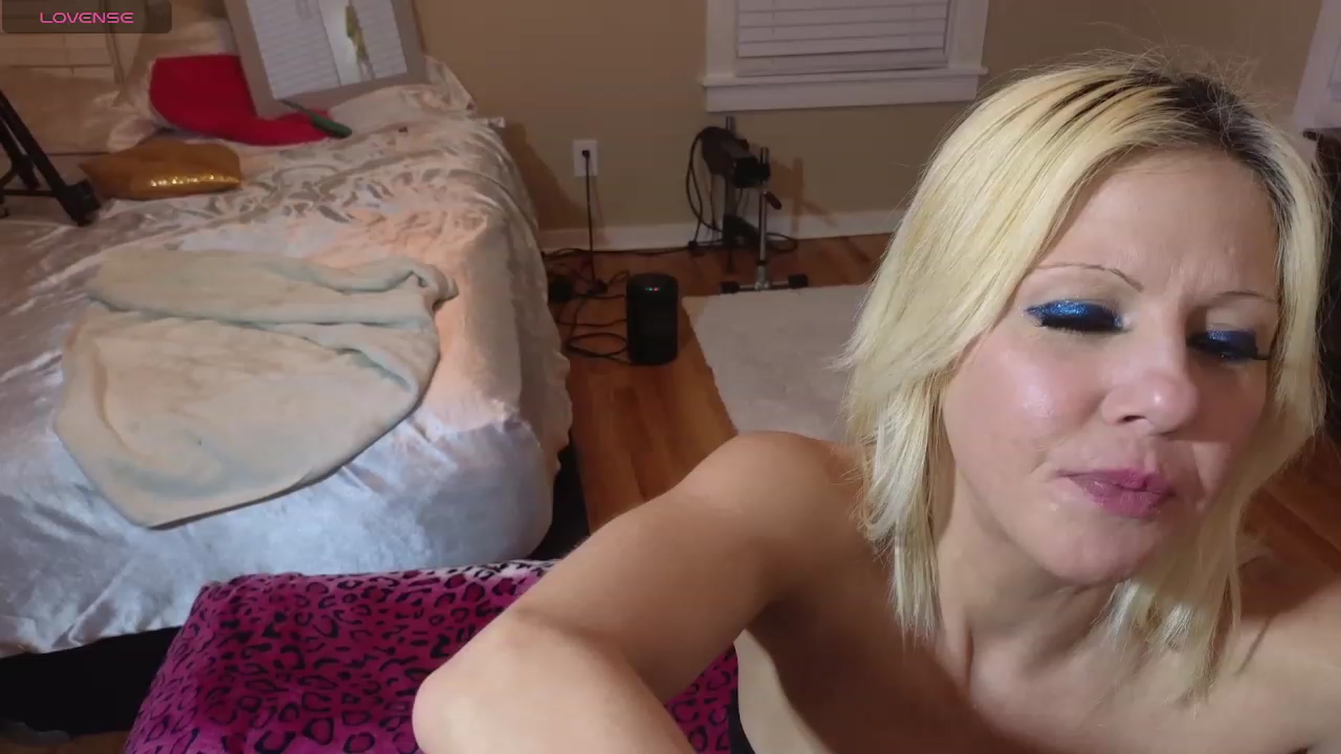 Gallery image thumbnail from HollyHanna's myfreecams stream on, 12/15/2023, 03:21 image 1 of 20