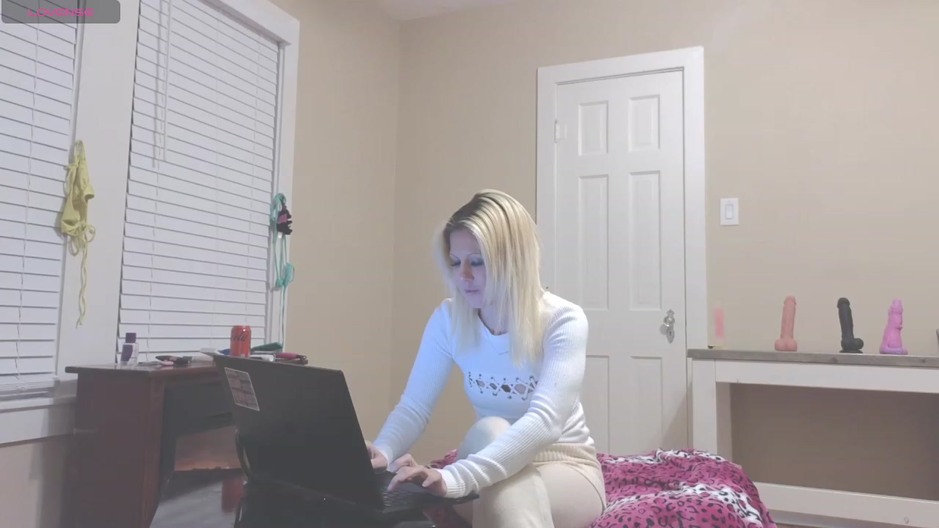 Gallery image thumbnail from HollyHanna's myfreecams stream on, 01/09/2024, 09:09 image 8 of 20