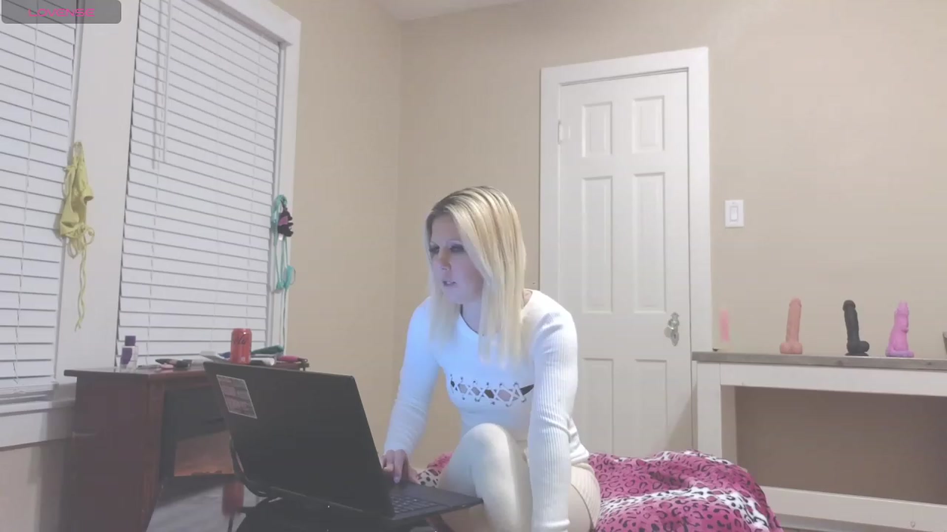 Gallery image thumbnail from HollyHanna's myfreecams stream on, 01/09/2024, 09:09 image 3 of 20