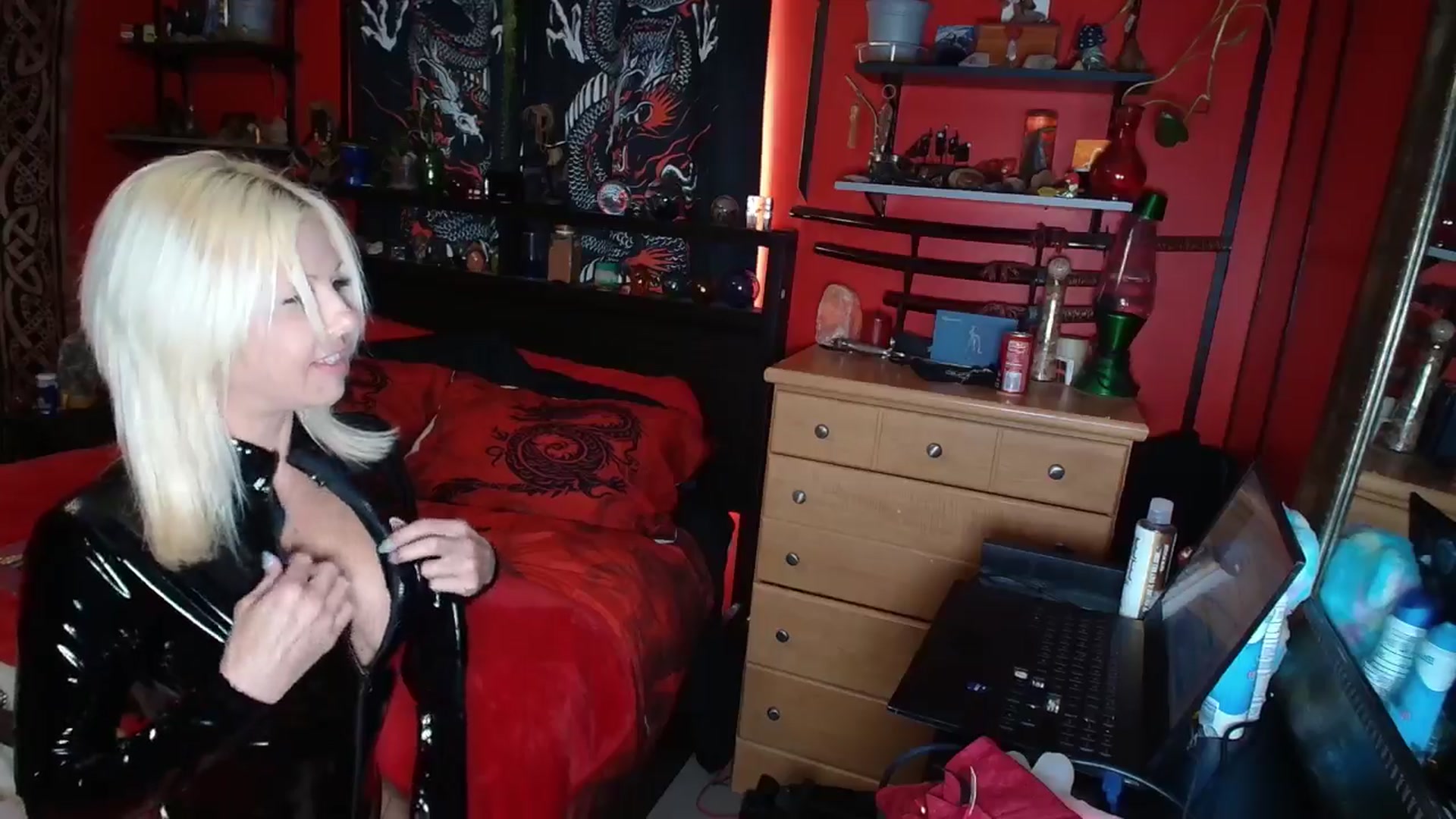 Gallery image thumbnail from HollyHanna's myfreecams stream on, 04/28/2025, 21:19 image 16 of 20