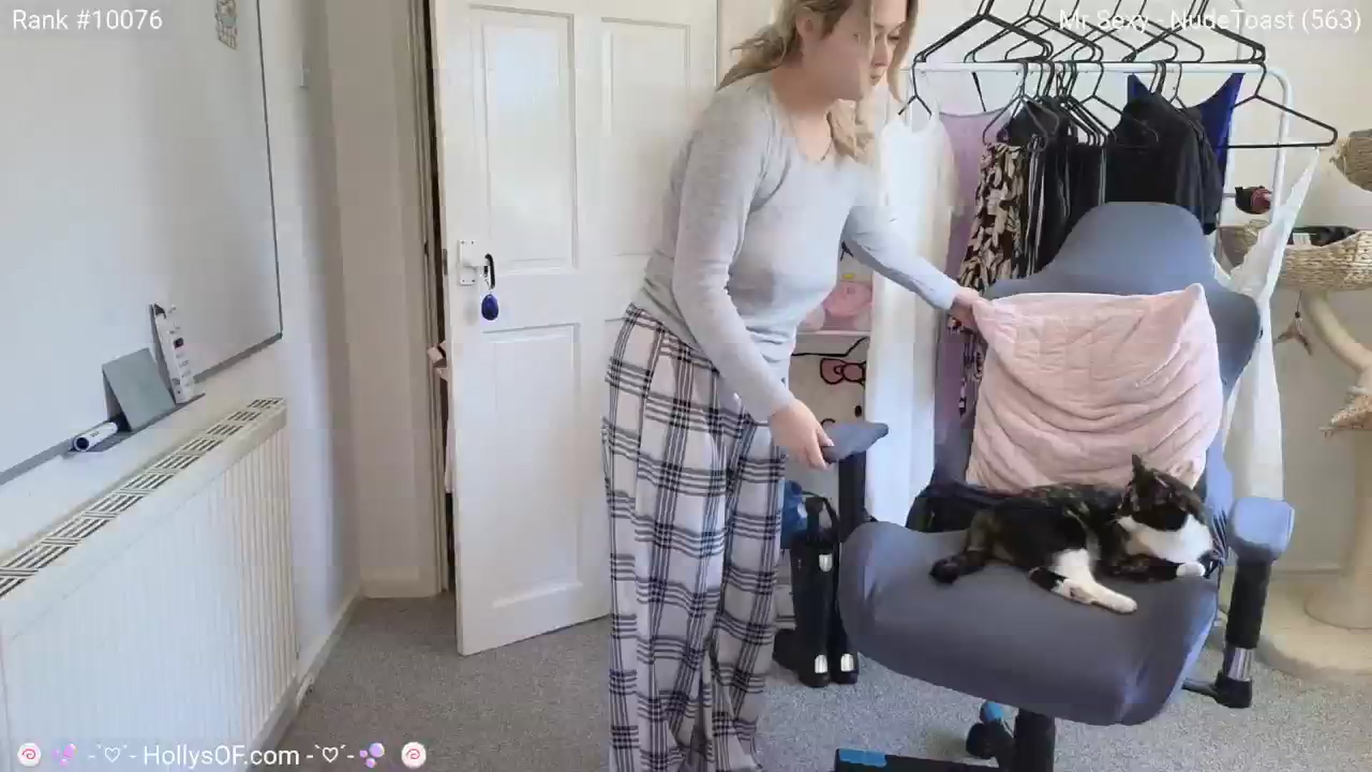 Gallery image thumbnail from HollyKittenn's myfreecams stream on, 05/19/2024, 12:30 image 19 of 20