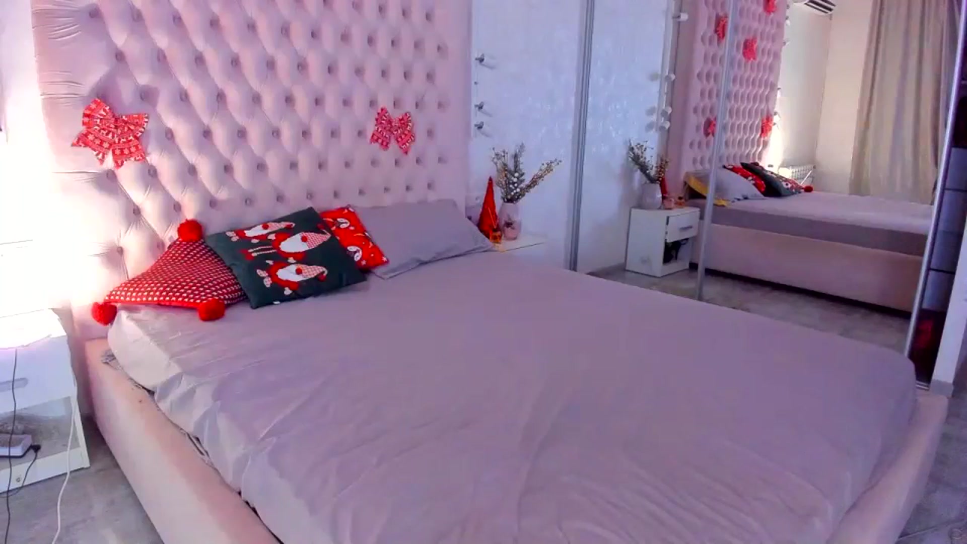 Gallery image thumbnail from HollyKrismas's myfreecams stream on, 12/22/2023, 13:51 image 17 of 20