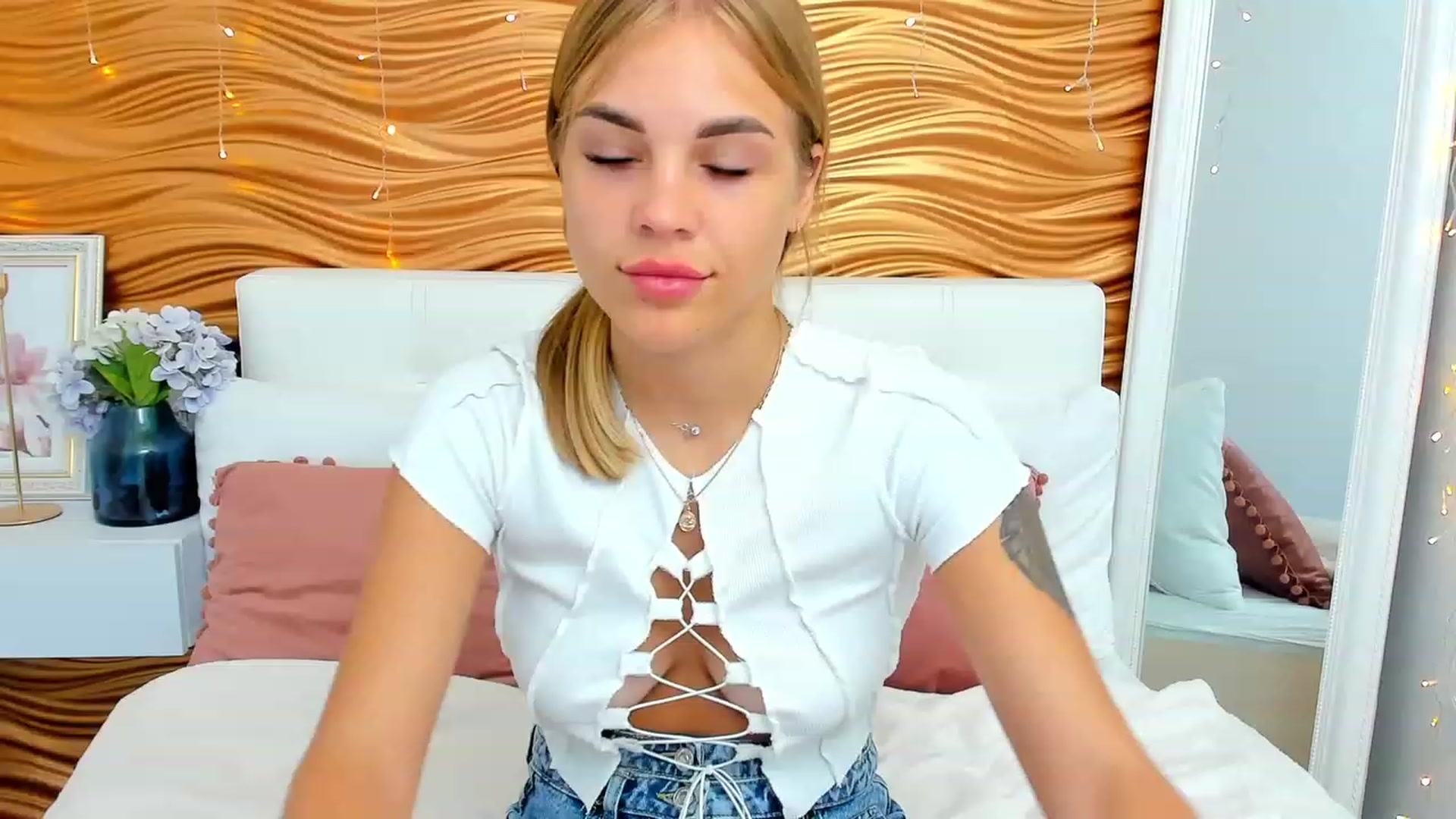 Gallery image thumbnail from HollyMay's myfreecams stream on, 08/06/2023, 10:14 image 20 of 20