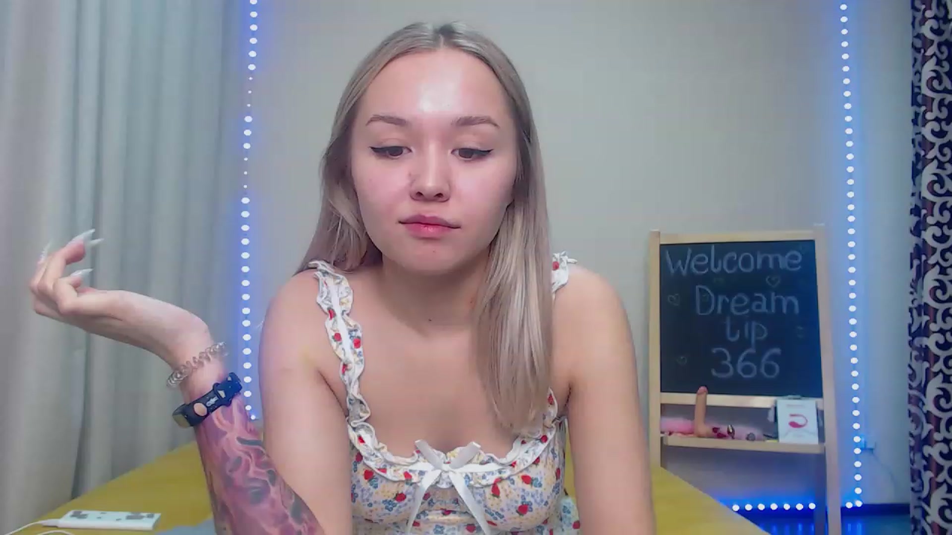 Gallery image thumbnail from HollyMich's myfreecams stream on, 11/20/2022, 04:34 image 15 of 20