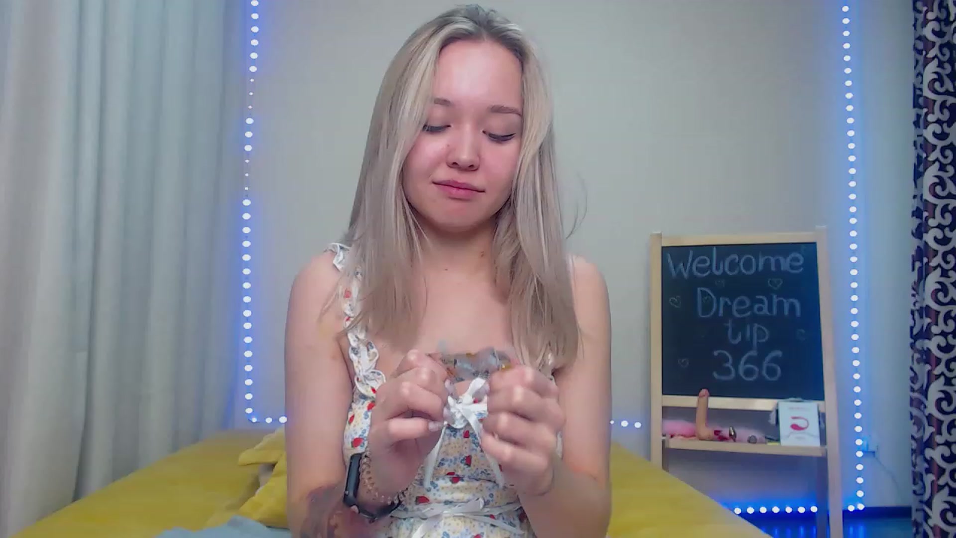 Gallery image thumbnail from HollyMich's myfreecams stream on, 11/20/2022, 04:34 image 17 of 20