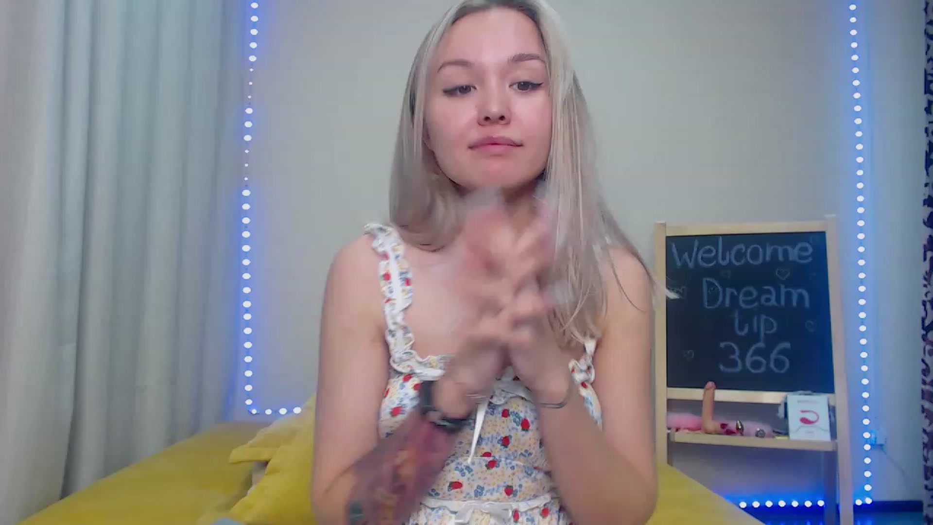 Gallery image thumbnail from HollyMich's myfreecams stream on, 11/20/2022, 04:34 image 19 of 20