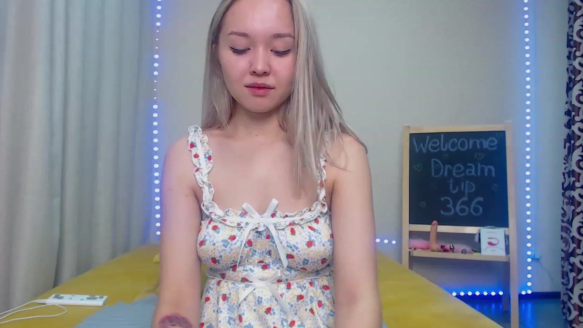 Gallery image thumbnail from HollyMich's myfreecams stream on, 11/20/2022, 04:34 image 3 of 20