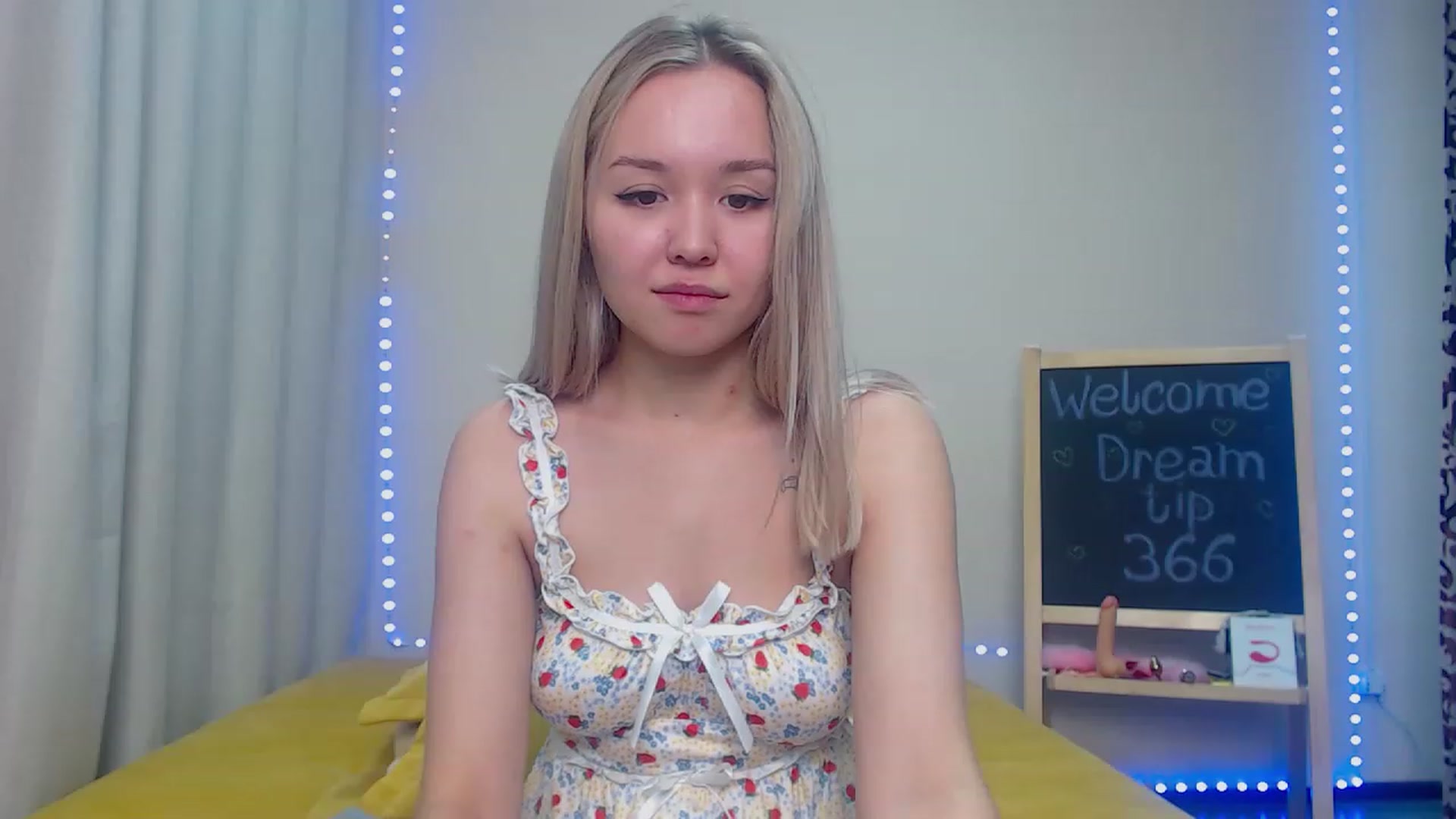 Gallery image thumbnail from HollyMich's myfreecams stream on, 11/20/2022, 04:34 image 18 of 20