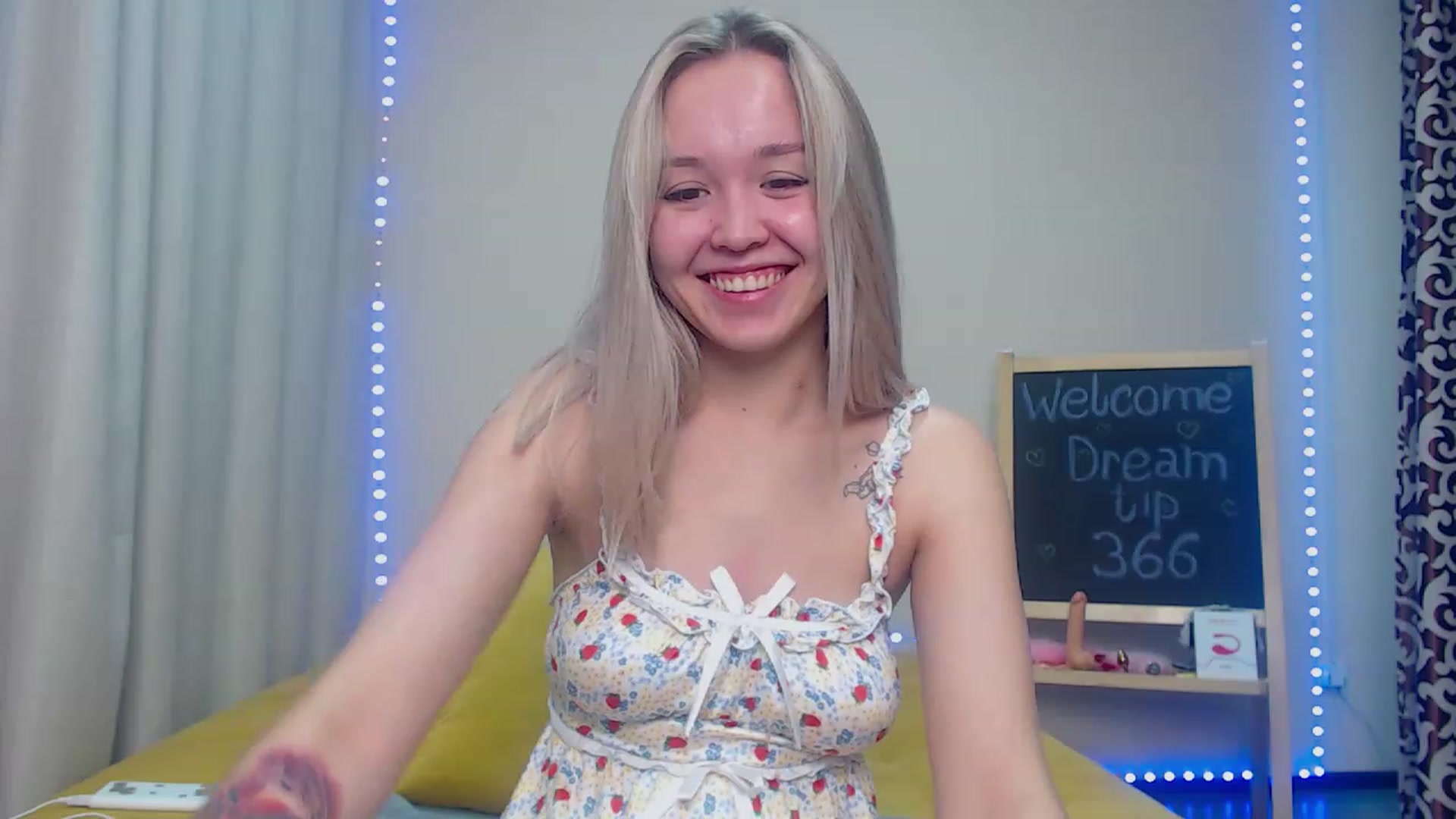 Gallery image thumbnail from HollyMich's myfreecams stream on, 11/20/2022, 04:34 image 7 of 20