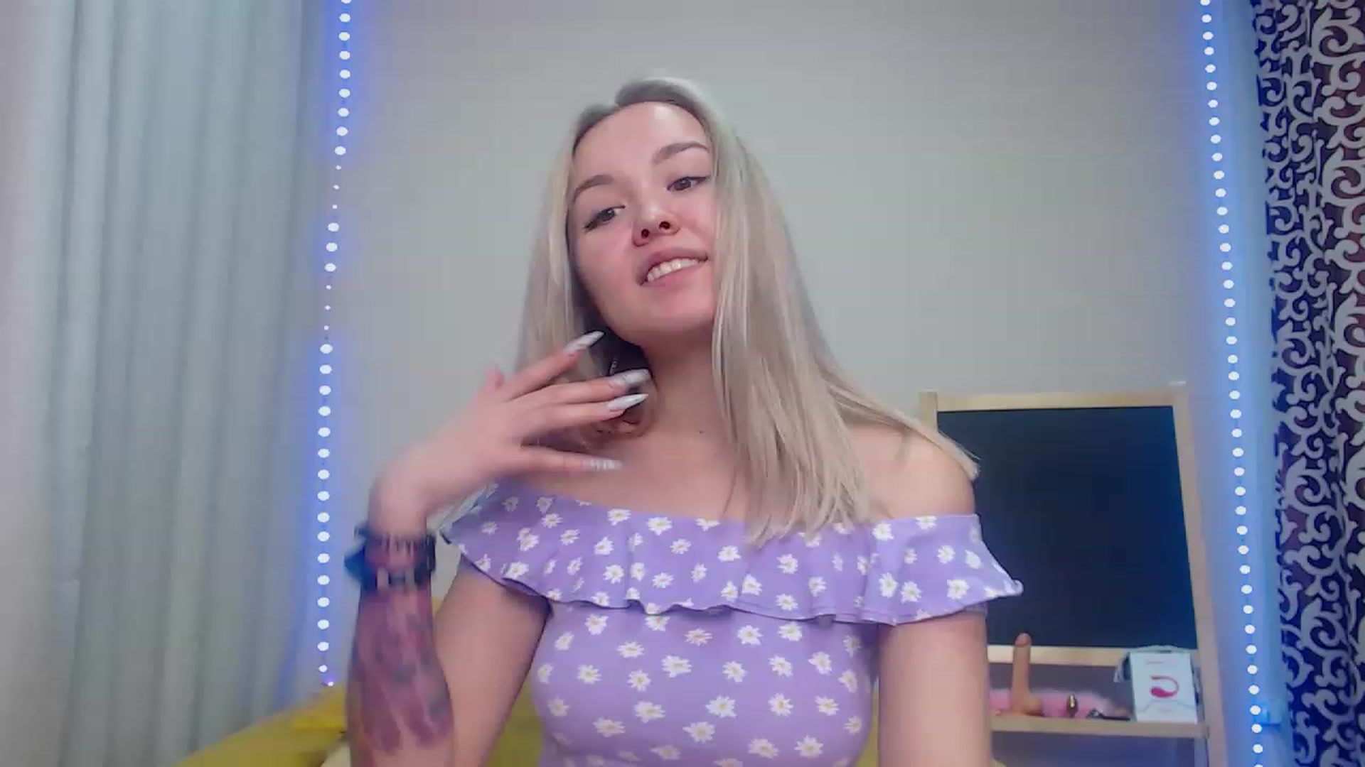 Gallery image thumbnail from HollyMich's myfreecams stream on, 11/29/2022, 05:03 image 12 of 20