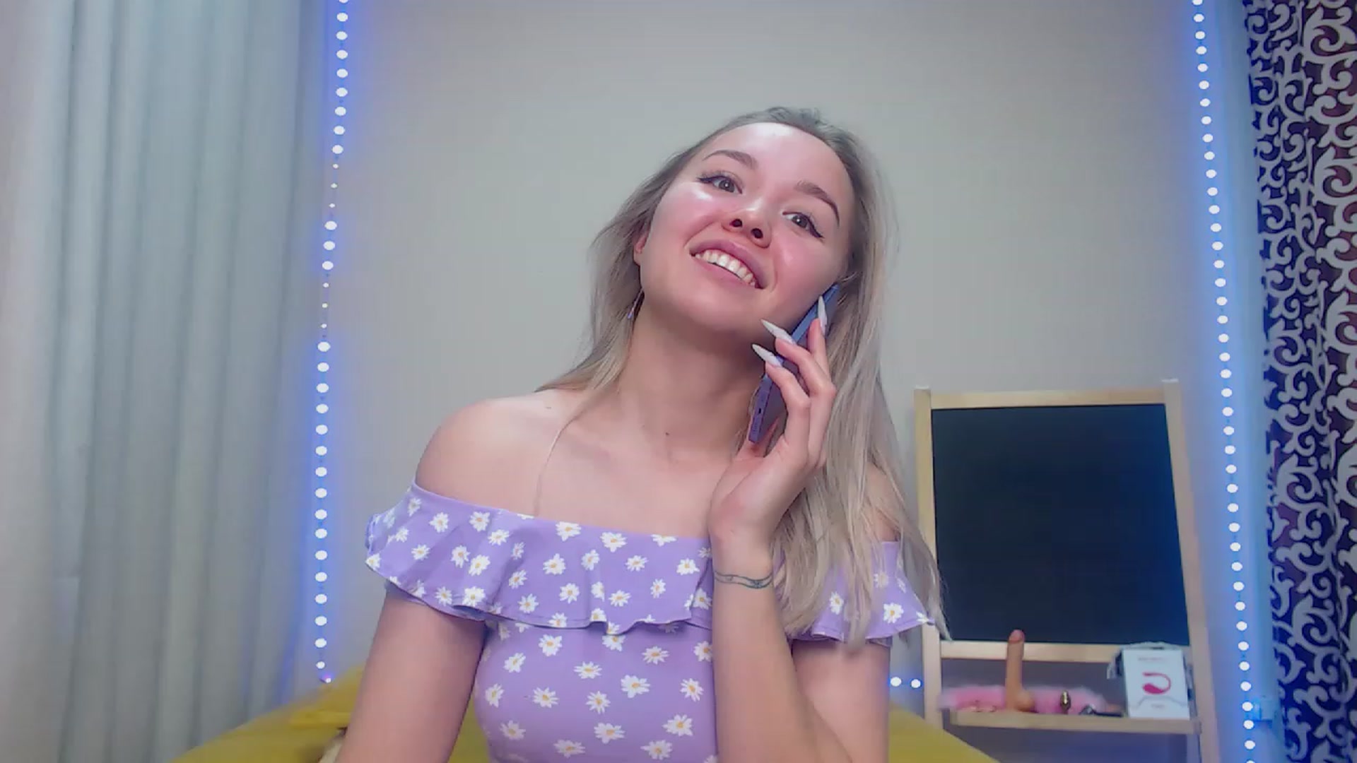 Gallery image thumbnail from HollyMich's myfreecams stream on, 11/29/2022, 05:03 image 7 of 20
