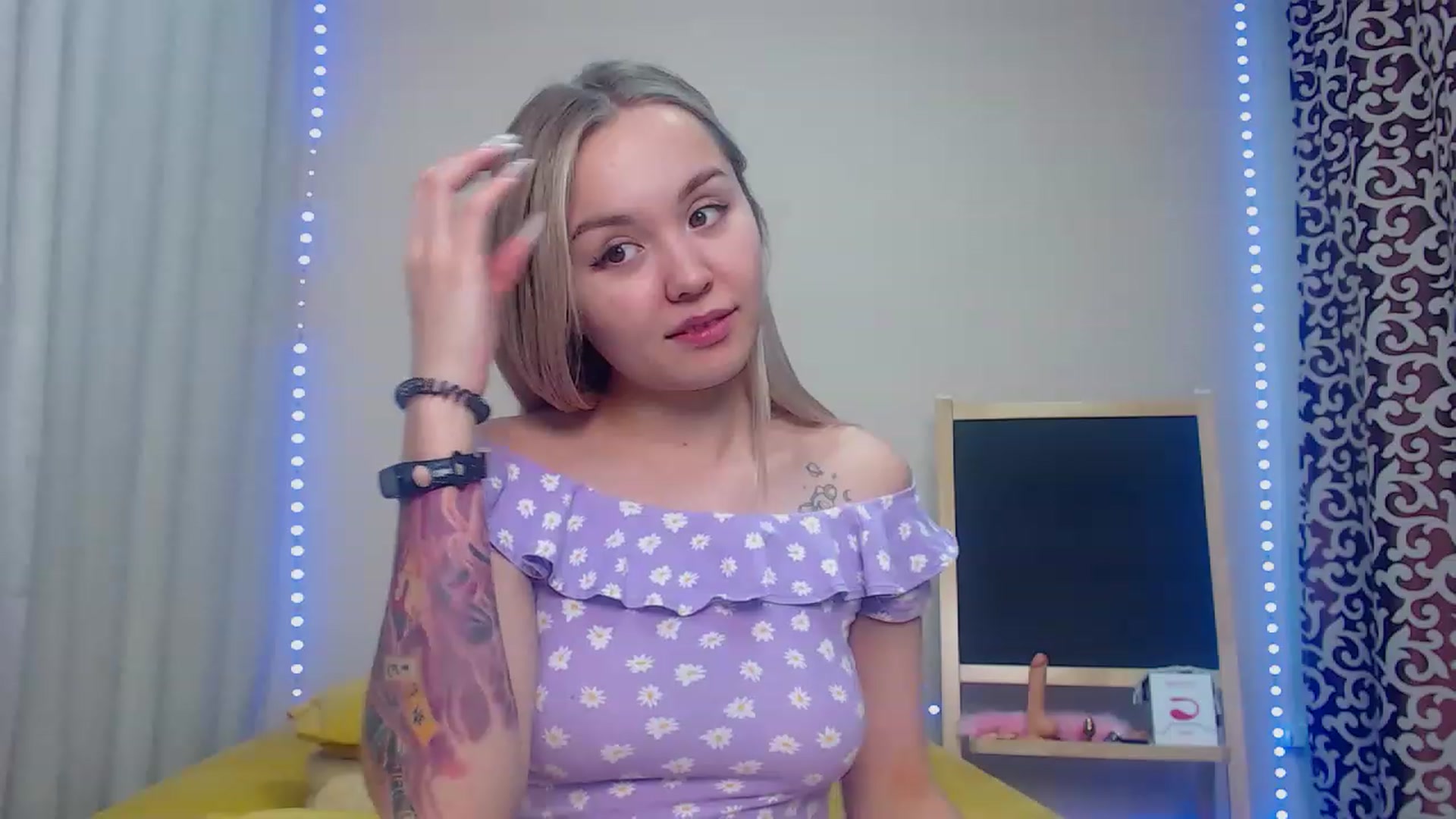 Gallery image thumbnail from HollyMich's myfreecams stream on, 11/29/2022, 07:32 image 18 of 20