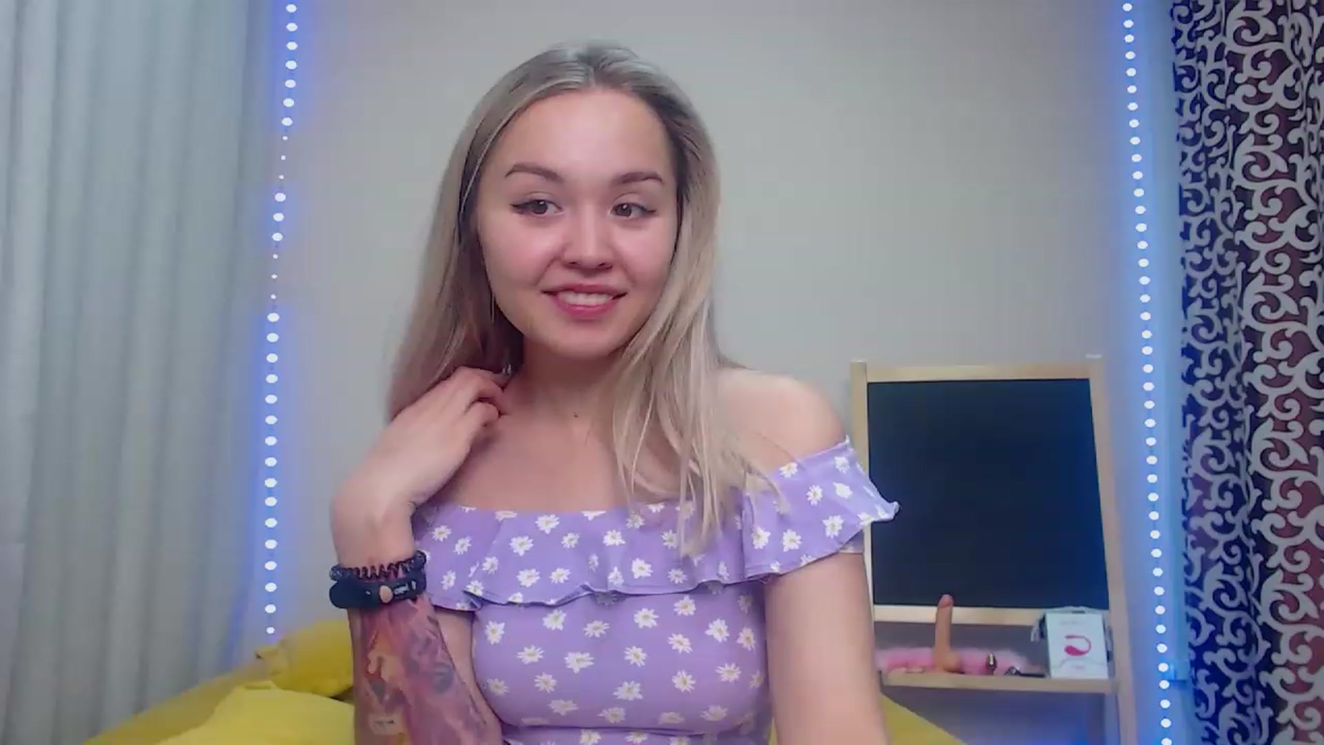 Gallery image thumbnail from HollyMich's myfreecams stream on, 11/29/2022, 07:32 image 14 of 20