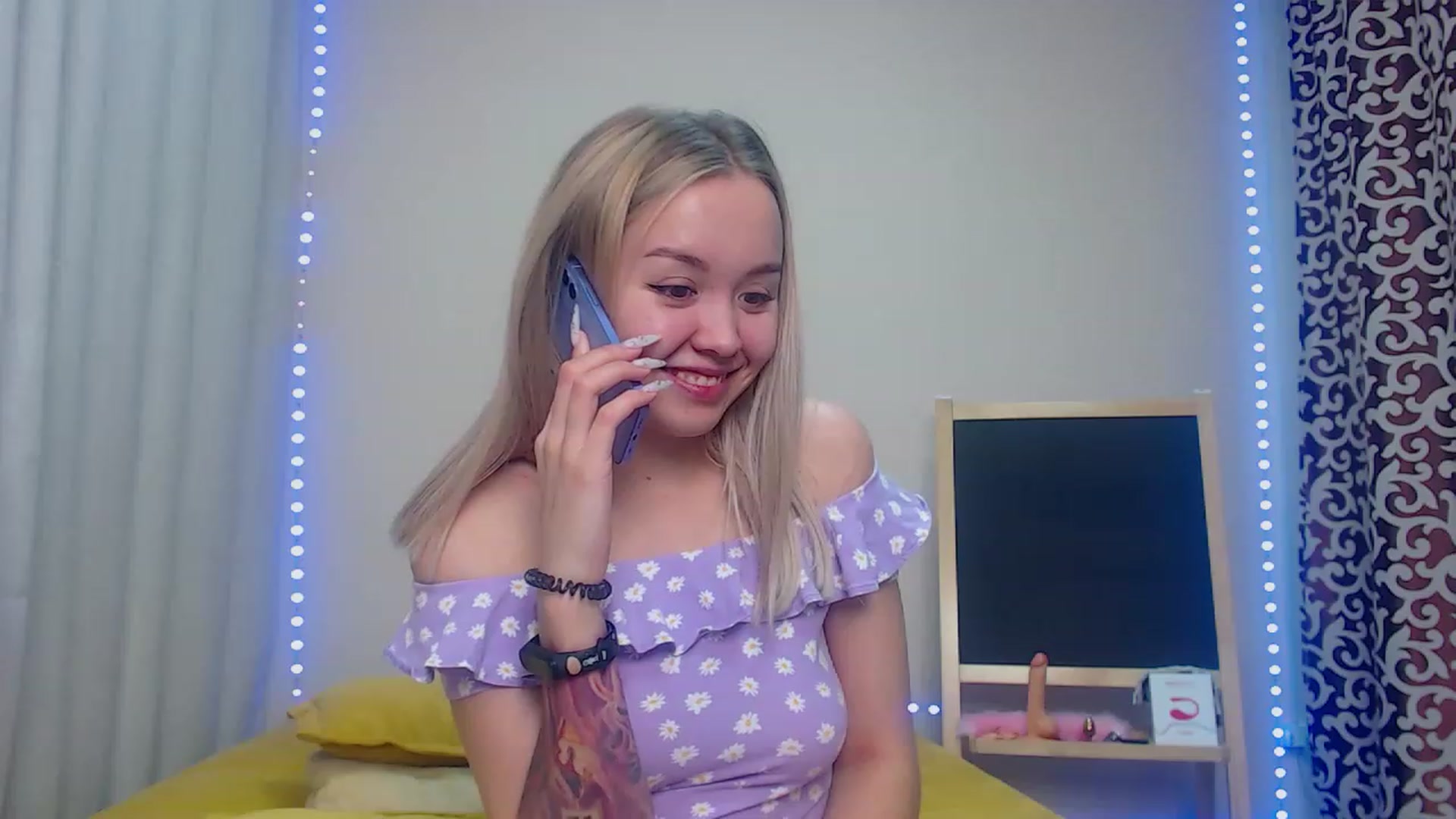 Gallery image thumbnail from HollyMich's myfreecams stream on, 11/29/2022, 07:32 image 19 of 20