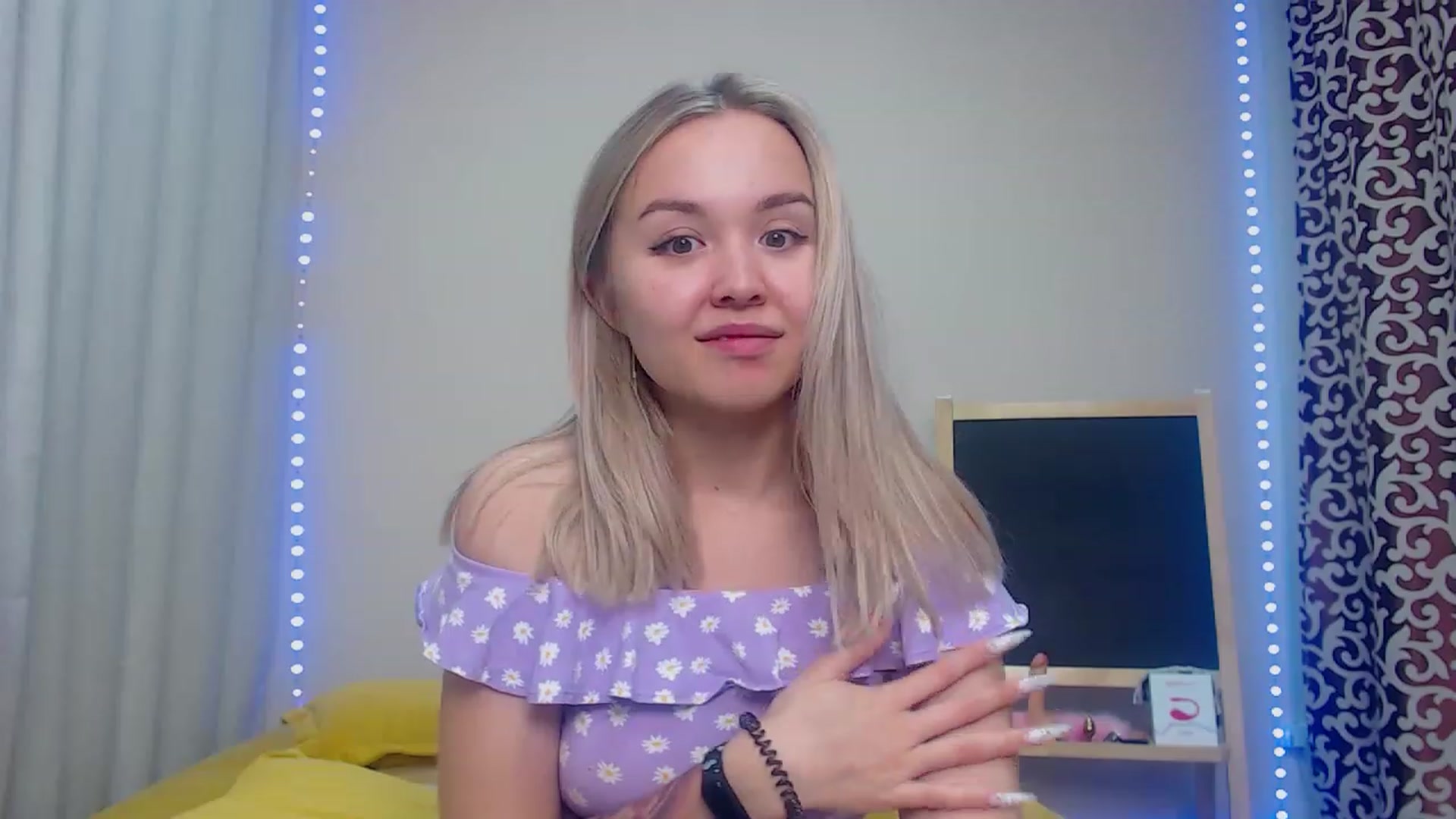Gallery image thumbnail from HollyMich's myfreecams stream on, 11/29/2022, 07:32 image 16 of 20