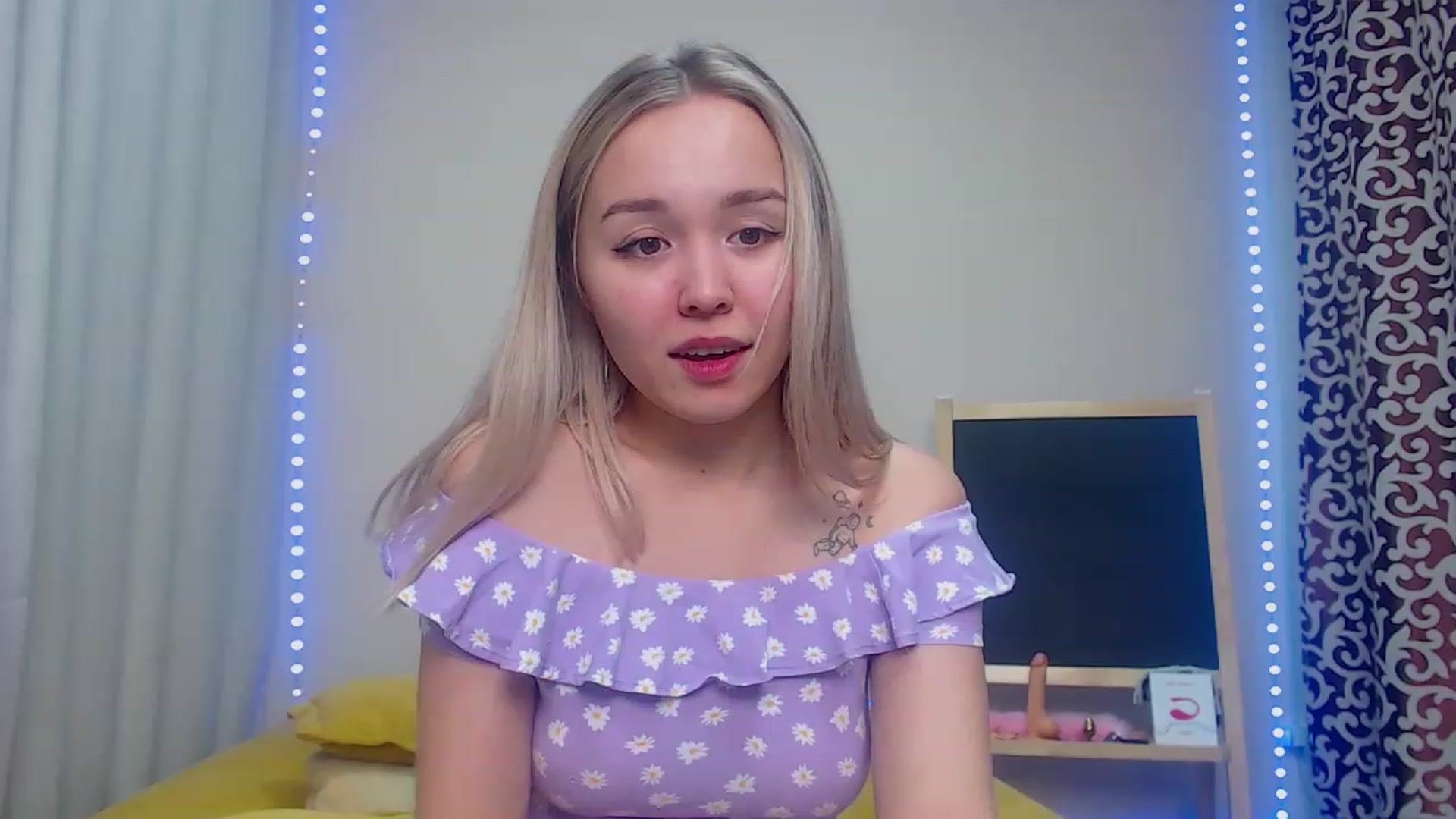 Gallery image thumbnail from HollyMich's myfreecams stream on, 11/29/2022, 07:32 image 17 of 20