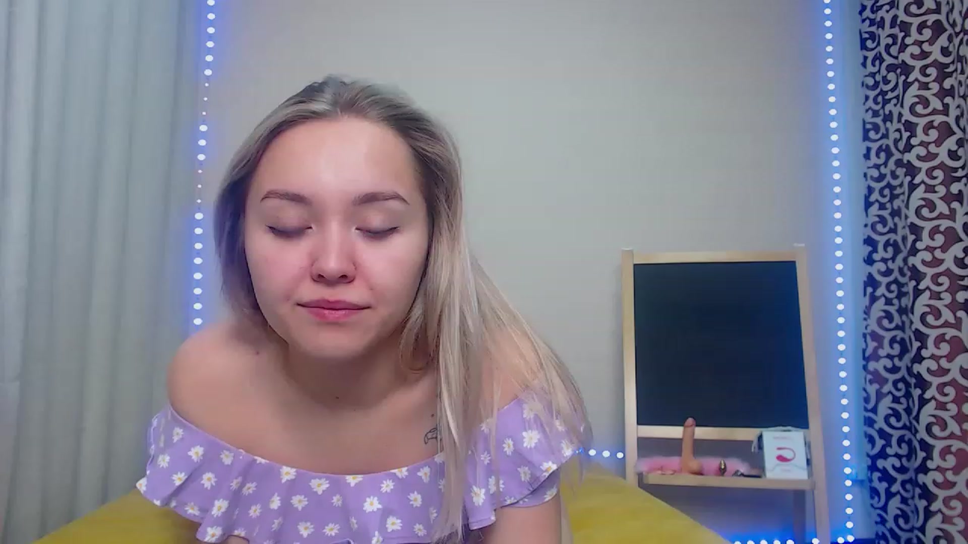 Gallery image thumbnail from HollyMich's myfreecams stream on, 11/29/2022, 07:32 image 1 of 20