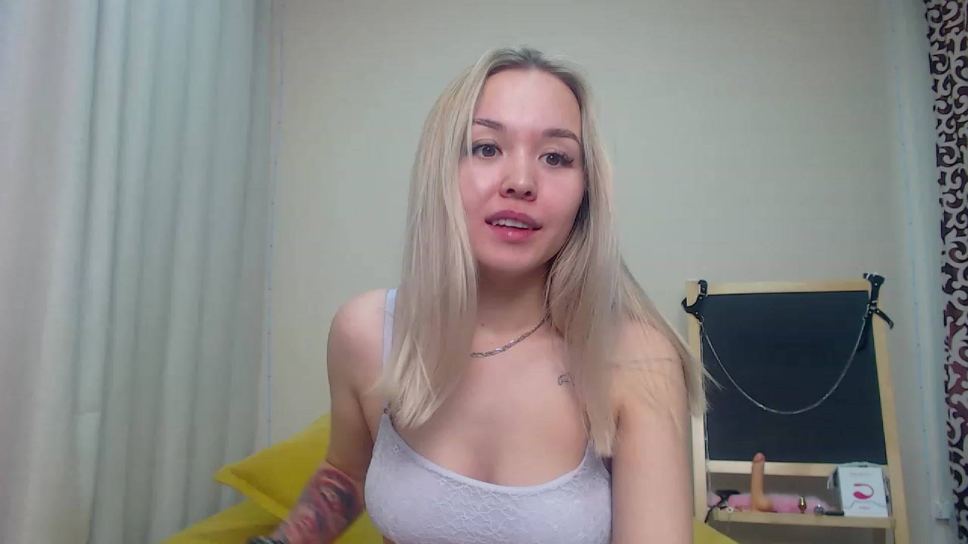 Gallery image thumbnail from HollyMich's myfreecams stream on, 12/04/2022, 11:21 image 15 of 20