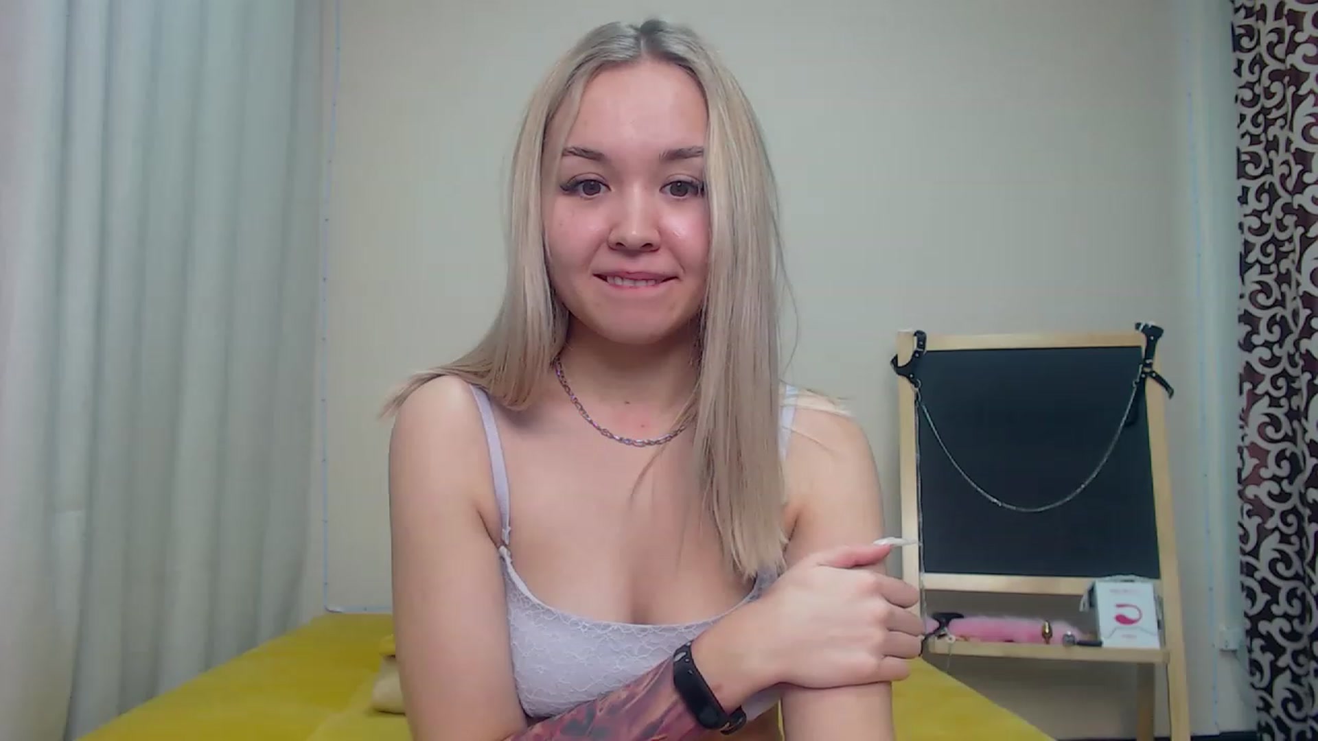 Gallery image thumbnail from HollyMich's myfreecams stream on, 12/04/2022, 11:49 image 15 of 20