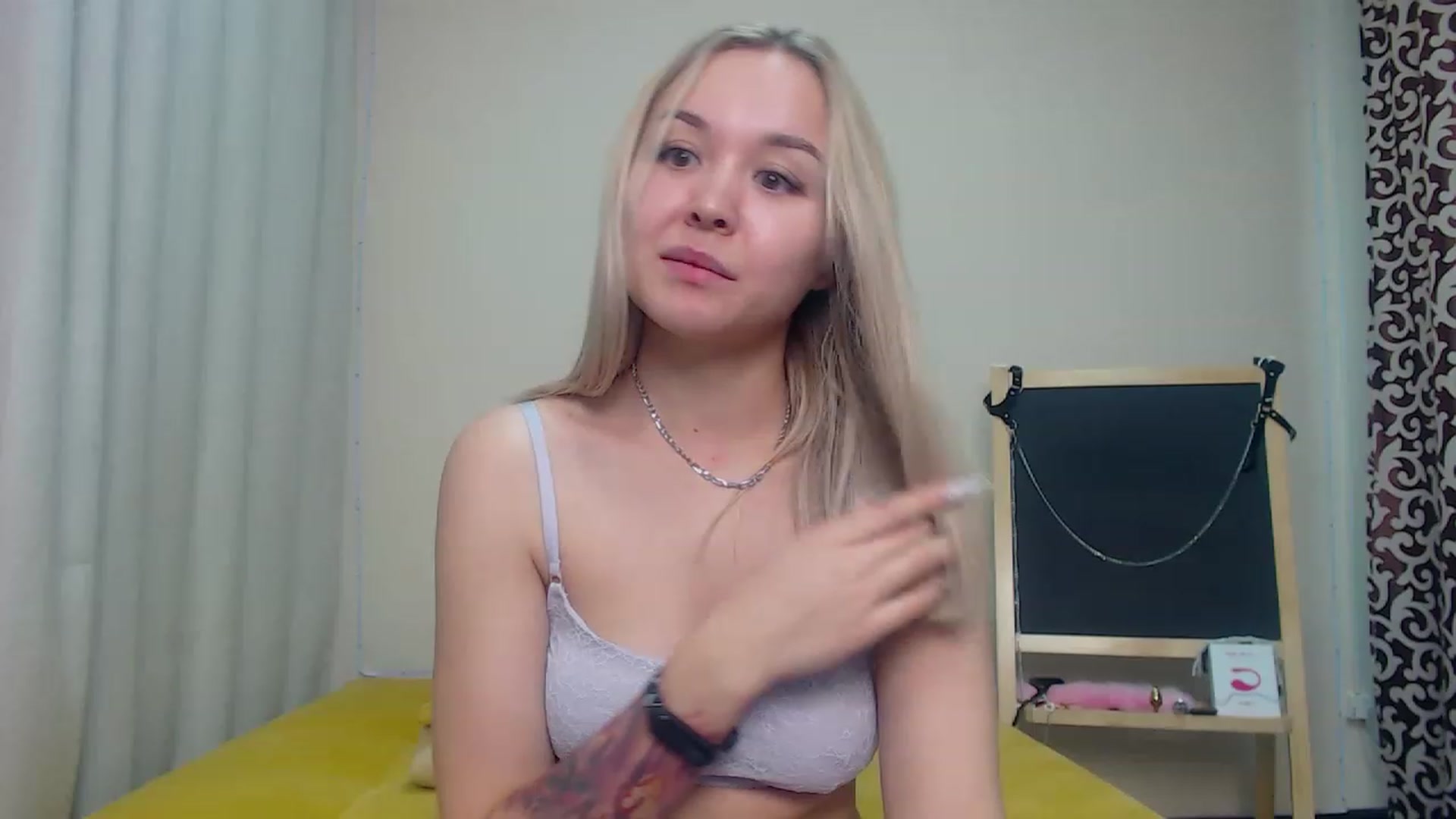 Gallery image thumbnail from HollyMich's myfreecams stream on, 12/04/2022, 11:49 image 13 of 20