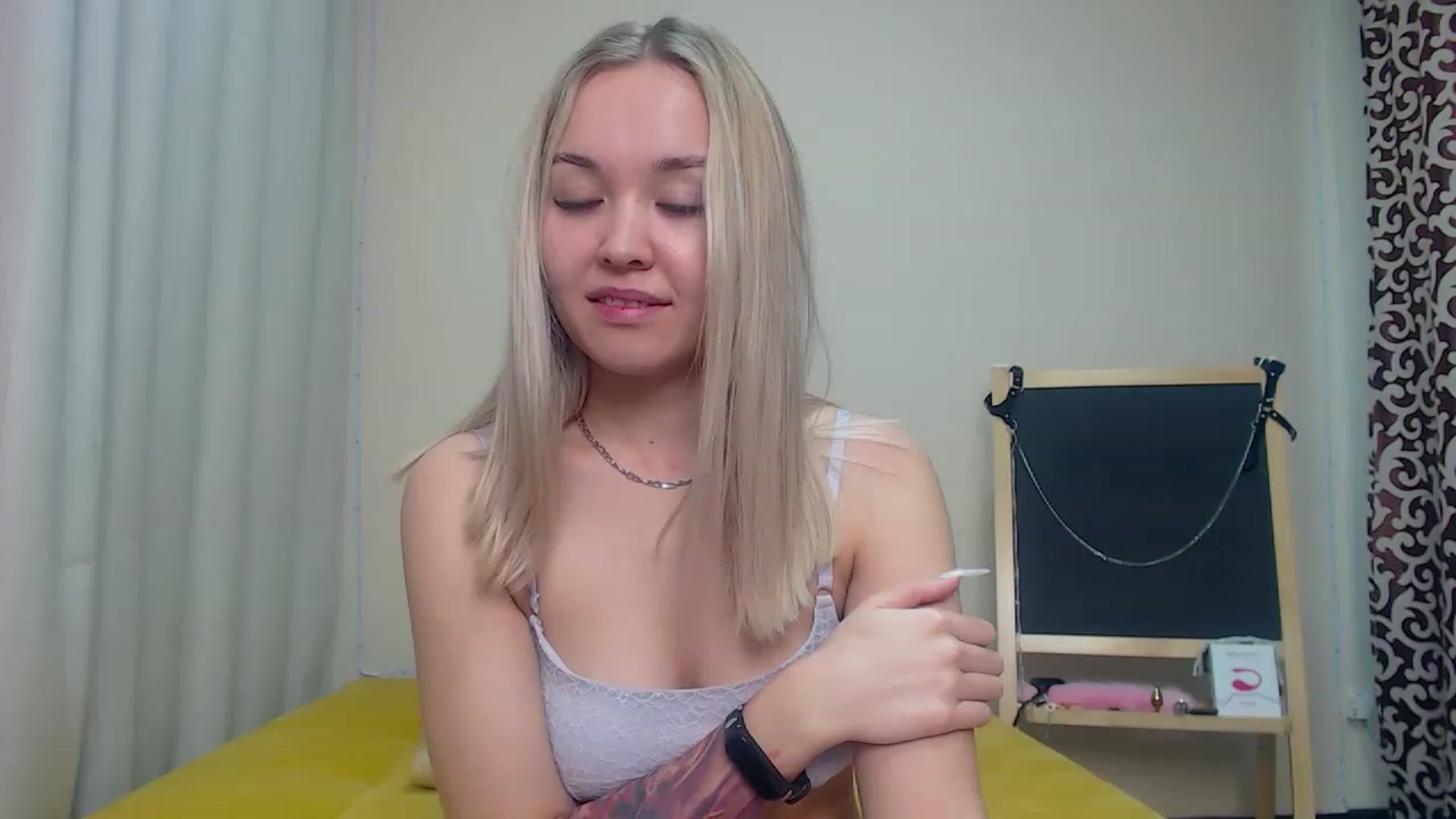 Gallery image thumbnail from HollyMich's myfreecams stream on, 12/04/2022, 11:49 image 16 of 20