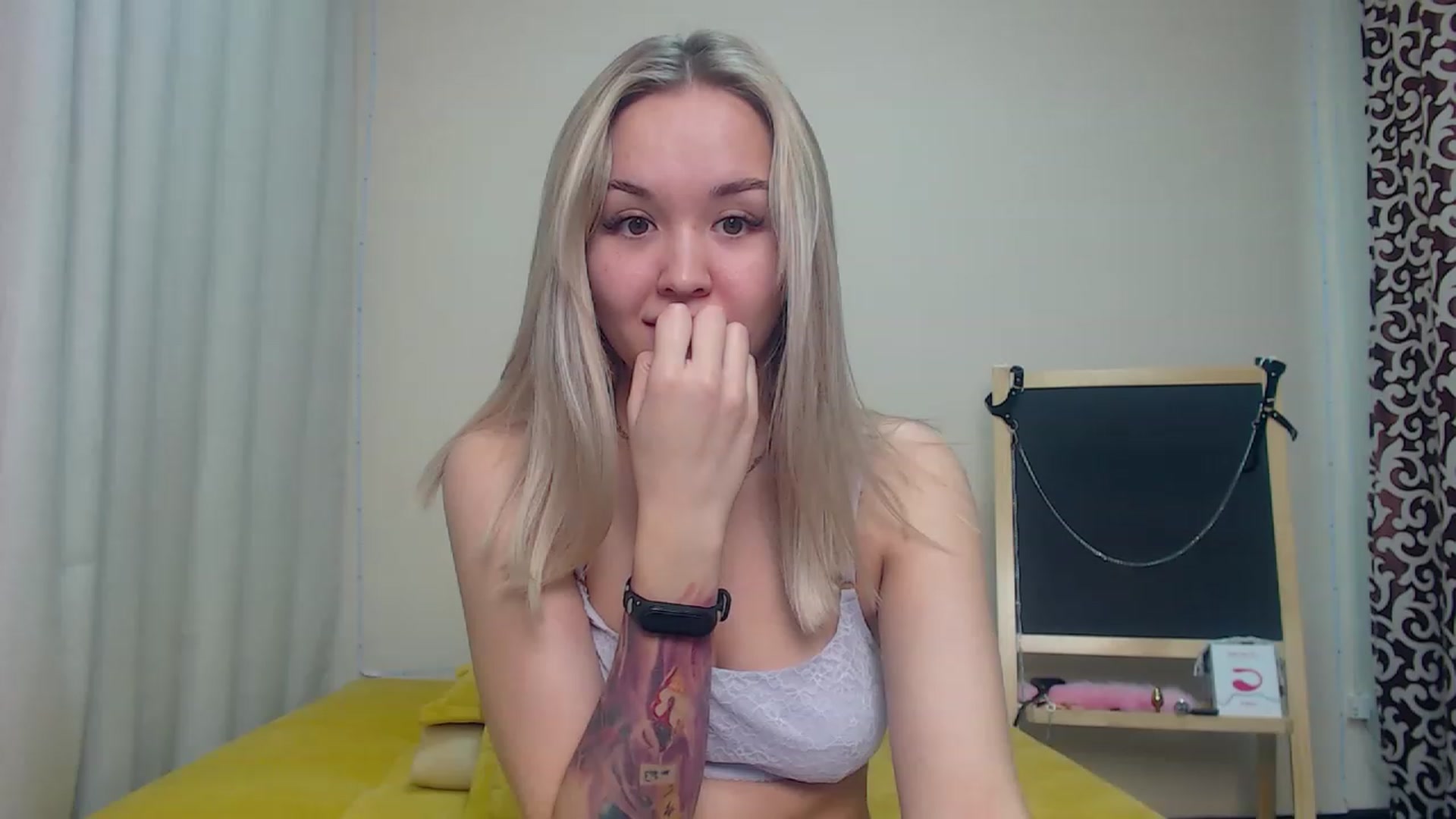 Gallery image thumbnail from HollyMich's myfreecams stream on, 12/04/2022, 11:49 image 4 of 20