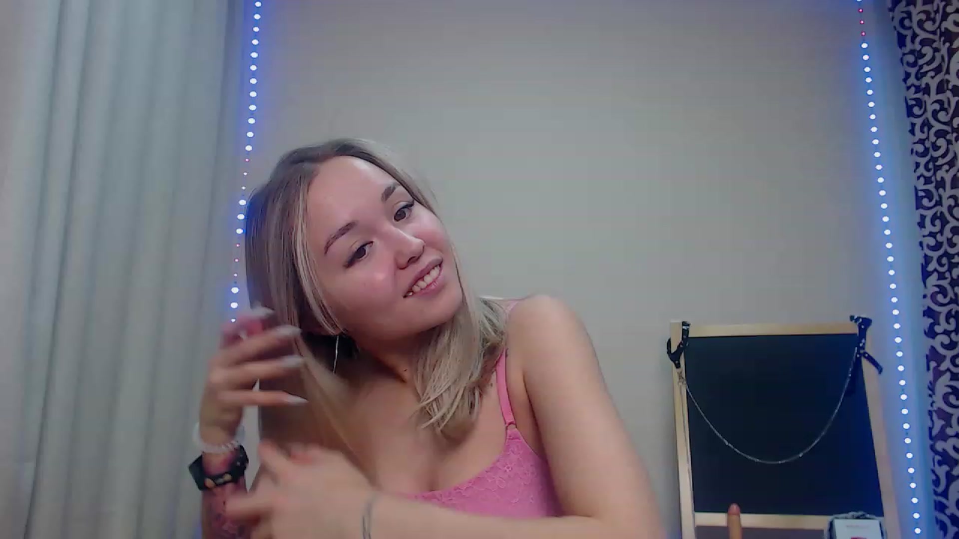 Gallery image thumbnail from HollyMich's myfreecams stream on, 12/10/2022, 09:11 image 8 of 20