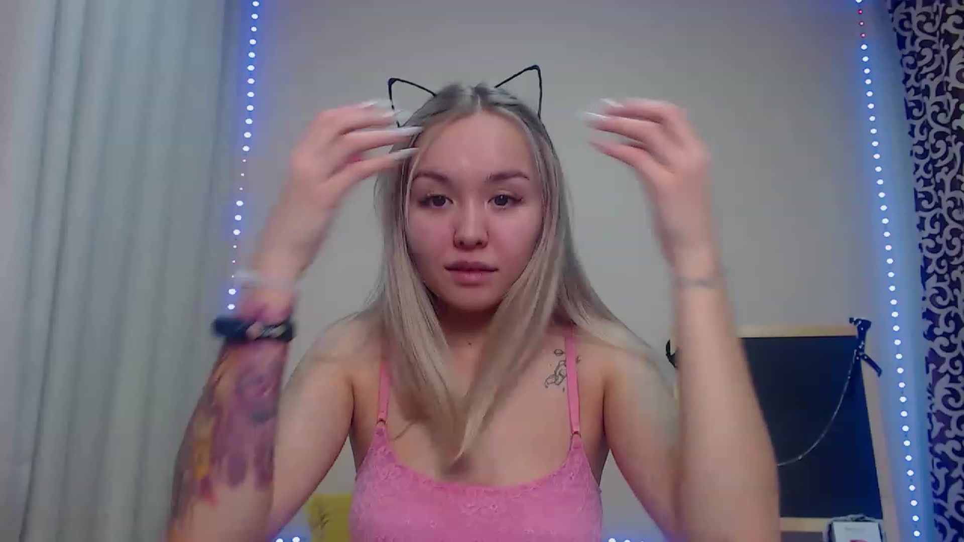 Gallery image thumbnail from HollyMich's myfreecams stream on, 12/10/2022, 09:11 image 10 of 20