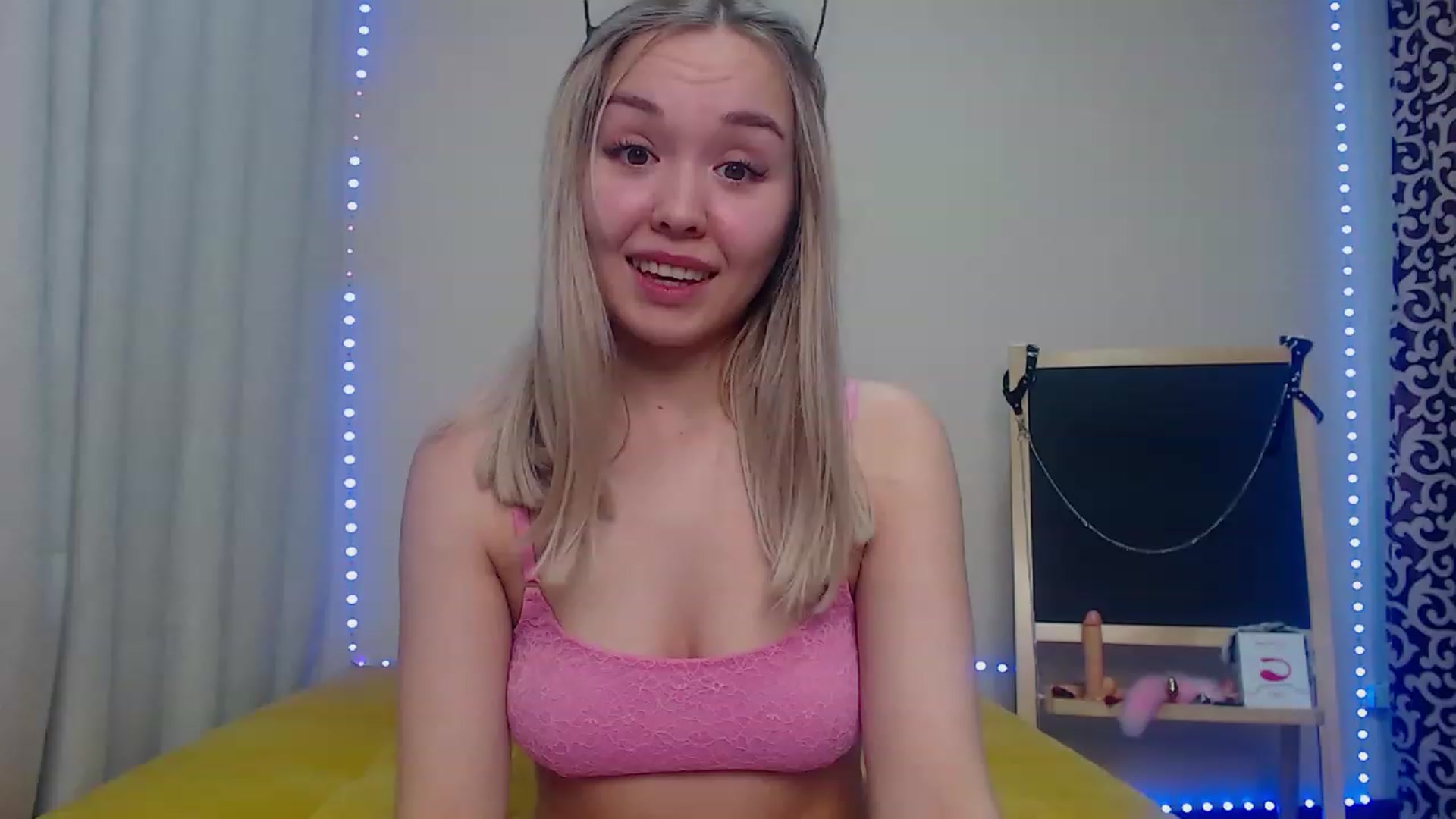 Gallery image thumbnail from HollyMich's myfreecams stream on, 12/10/2022, 09:45 image 9 of 20