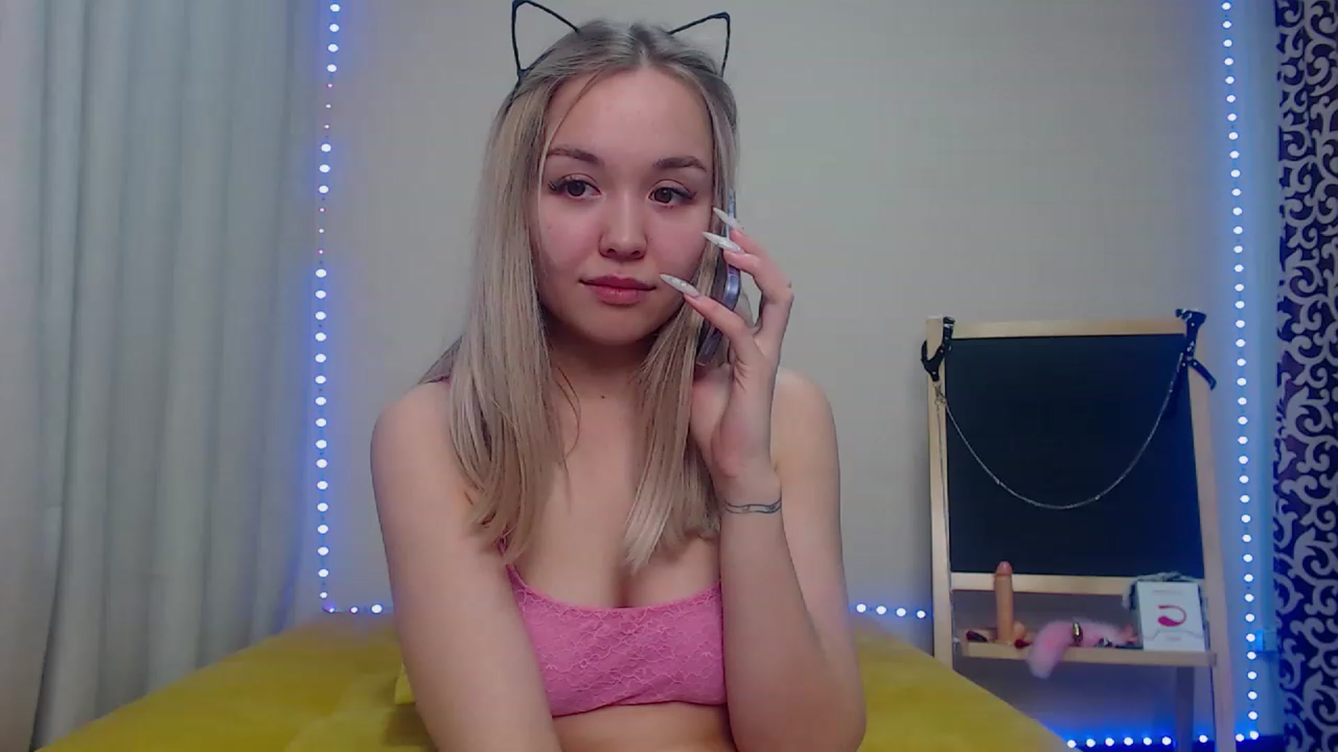 Gallery image thumbnail from HollyMich's myfreecams stream on, 12/10/2022, 09:45 image 7 of 20