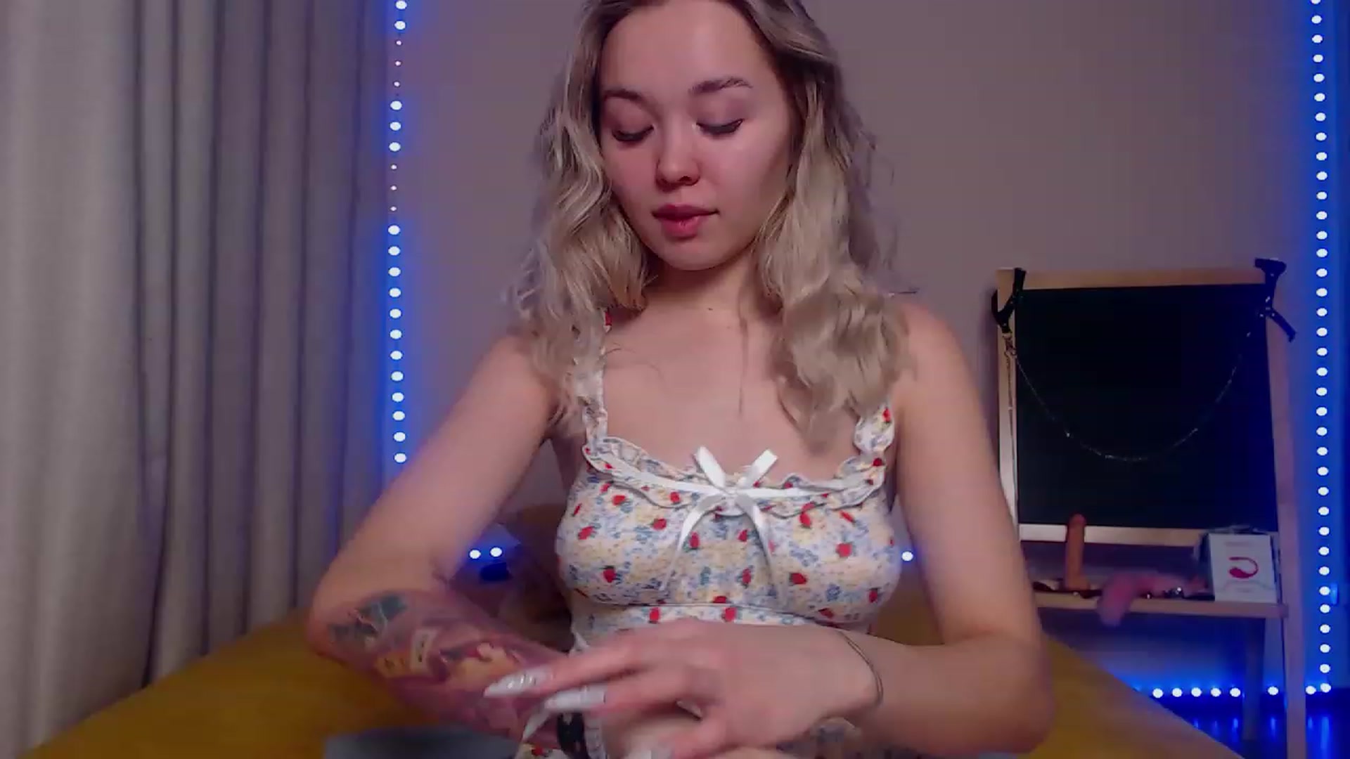 Gallery image thumbnail from HollyMich's myfreecams stream on, 12/11/2022, 08:17 image 14 of 20