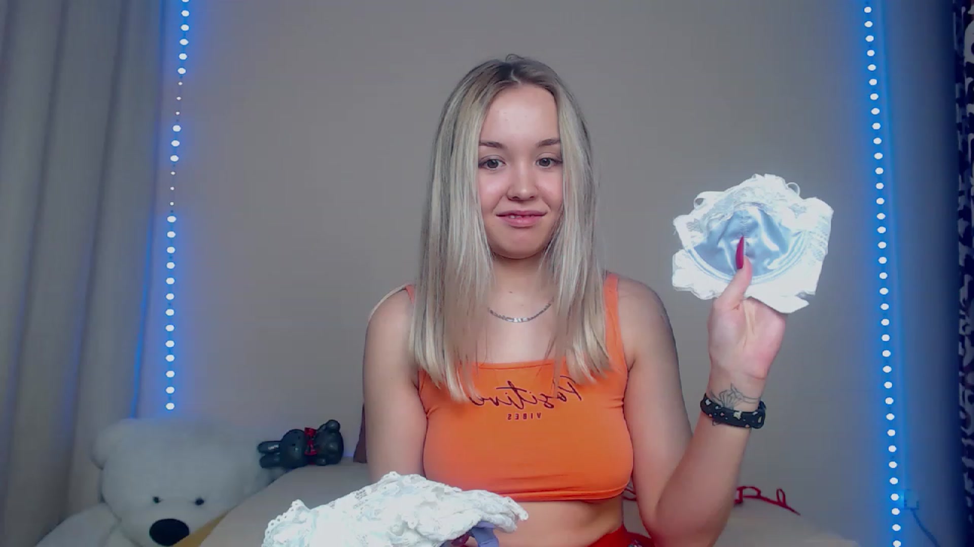 Gallery image thumbnail from HollyMich's myfreecams stream on, 12/25/2022, 06:42 image 7 of 20