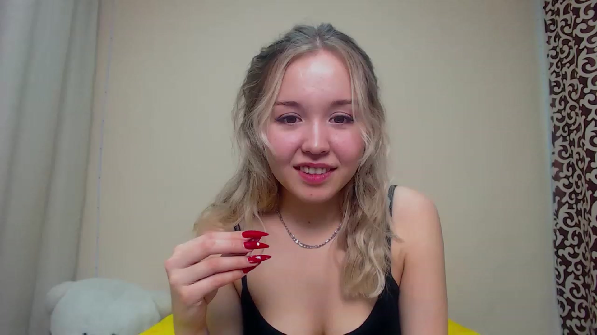 Gallery image thumbnail from HollyMich's myfreecams stream on, 12/29/2022, 08:03 image 15 of 20