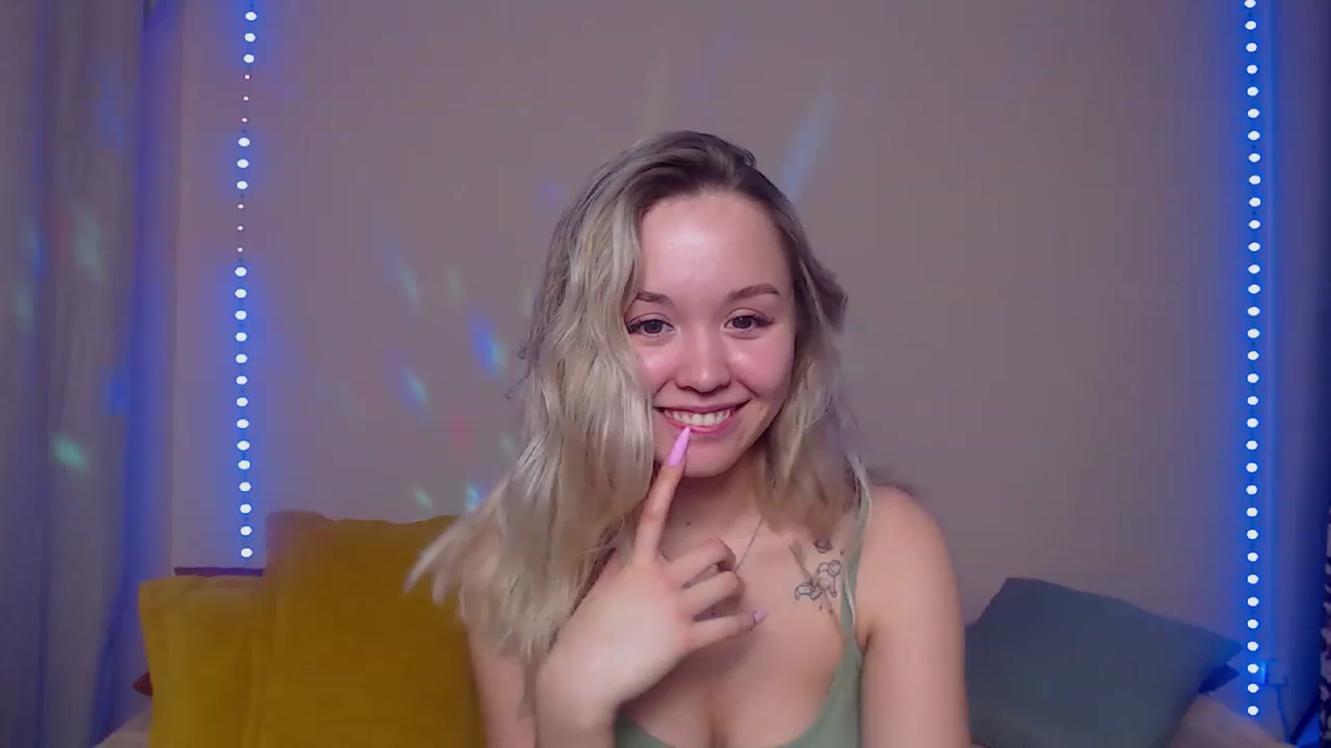Gallery image thumbnail from HollyMich's myfreecams stream on, 02/02/2023, 08:31 image 17 of 20