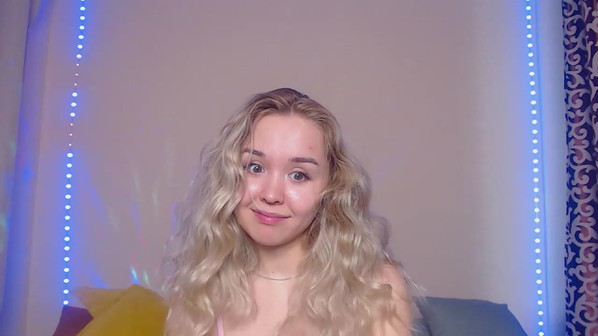 Gallery image thumbnail from HollyMich's myfreecams stream on, 02/28/2023, 08:25 image 4 of 20