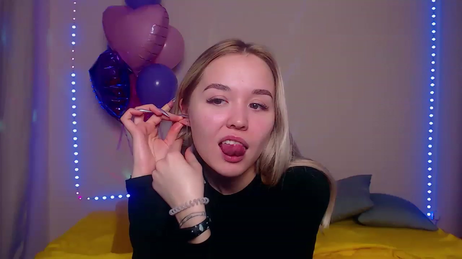 Gallery image thumbnail from HollyMich's myfreecams stream on, 03/16/2023, 09:32 image 13 of 20