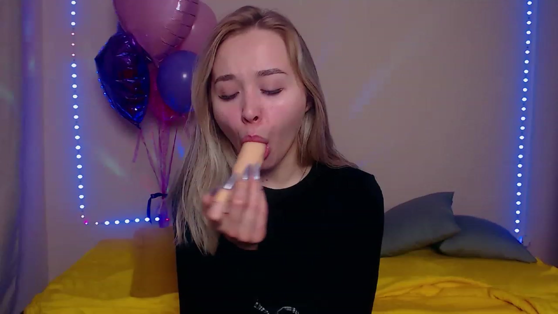 Gallery image thumbnail from HollyMich's myfreecams stream on, 03/16/2023, 09:32 image 6 of 20