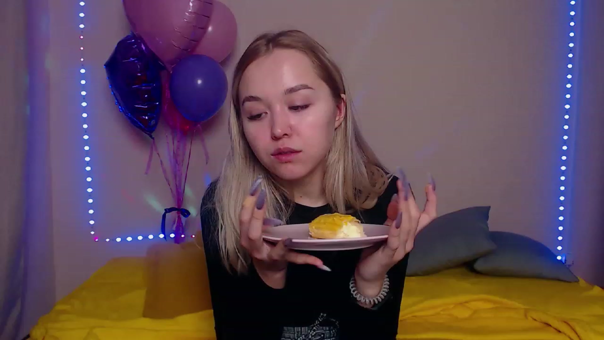 Gallery image thumbnail from HollyMich's myfreecams stream on, 03/16/2023, 09:32 image 1 of 20
