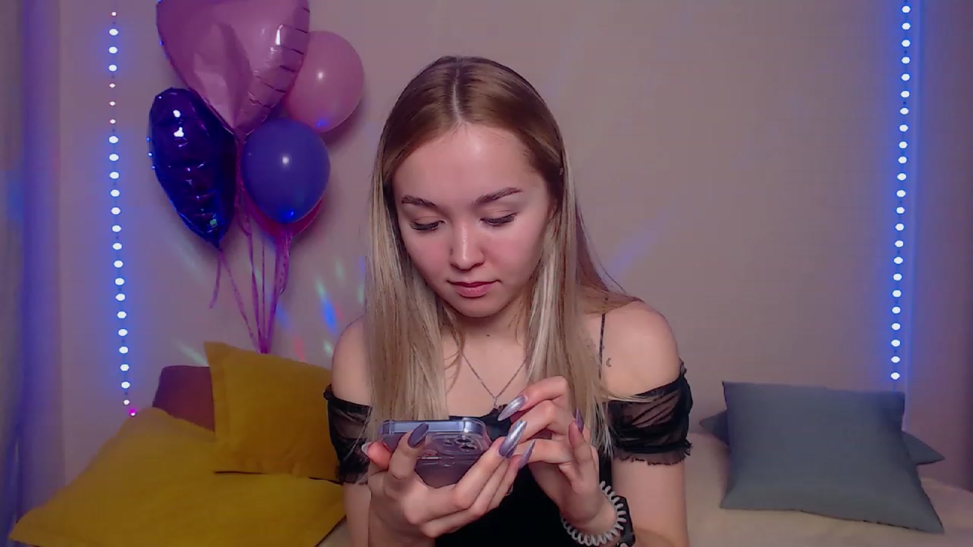 Gallery image thumbnail from HollyMich's myfreecams stream on, 03/20/2023, 06:03 image 2 of 20