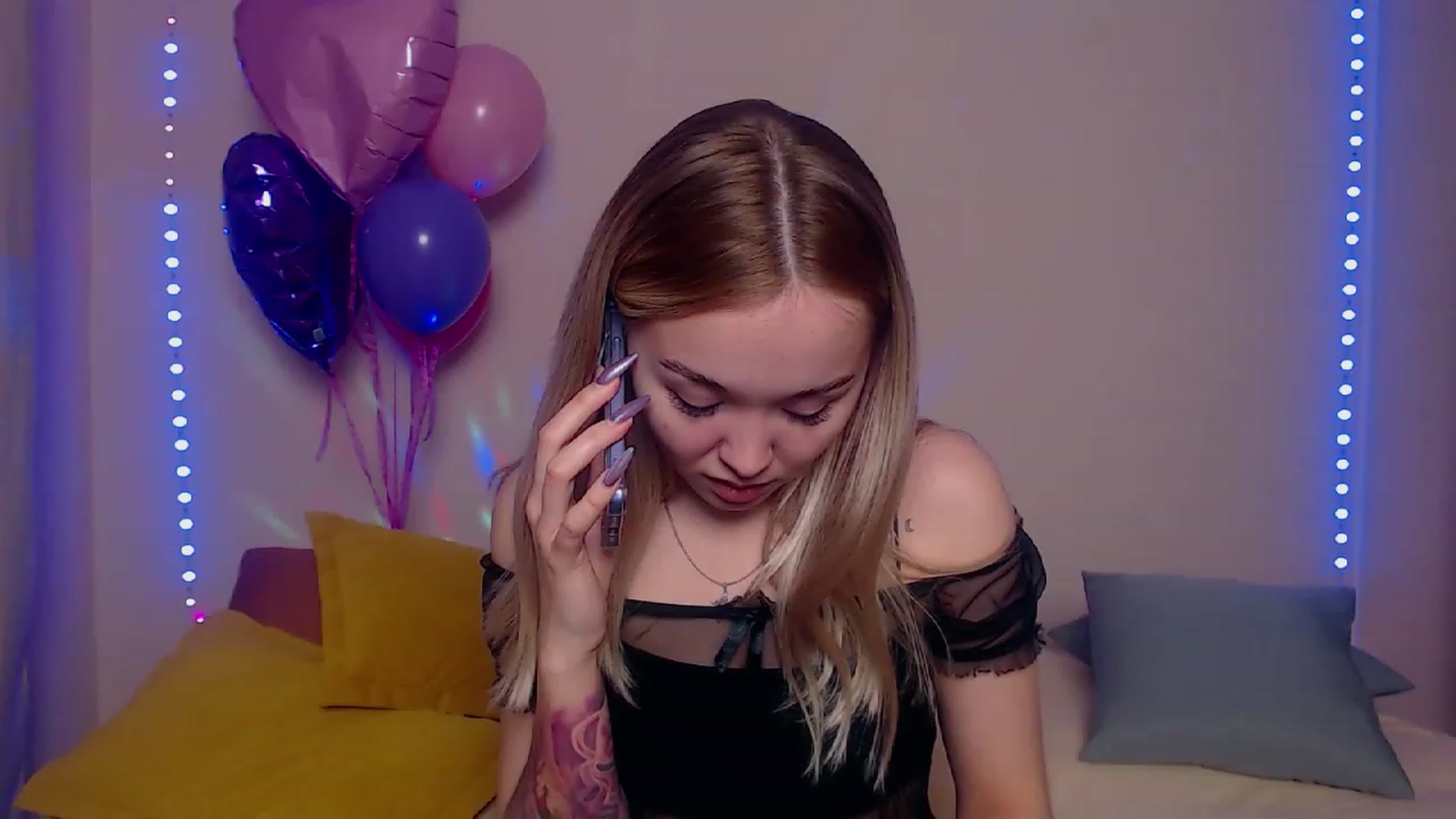 Gallery image thumbnail from HollyMich's myfreecams stream on, 03/20/2023, 06:03 image 1 of 20