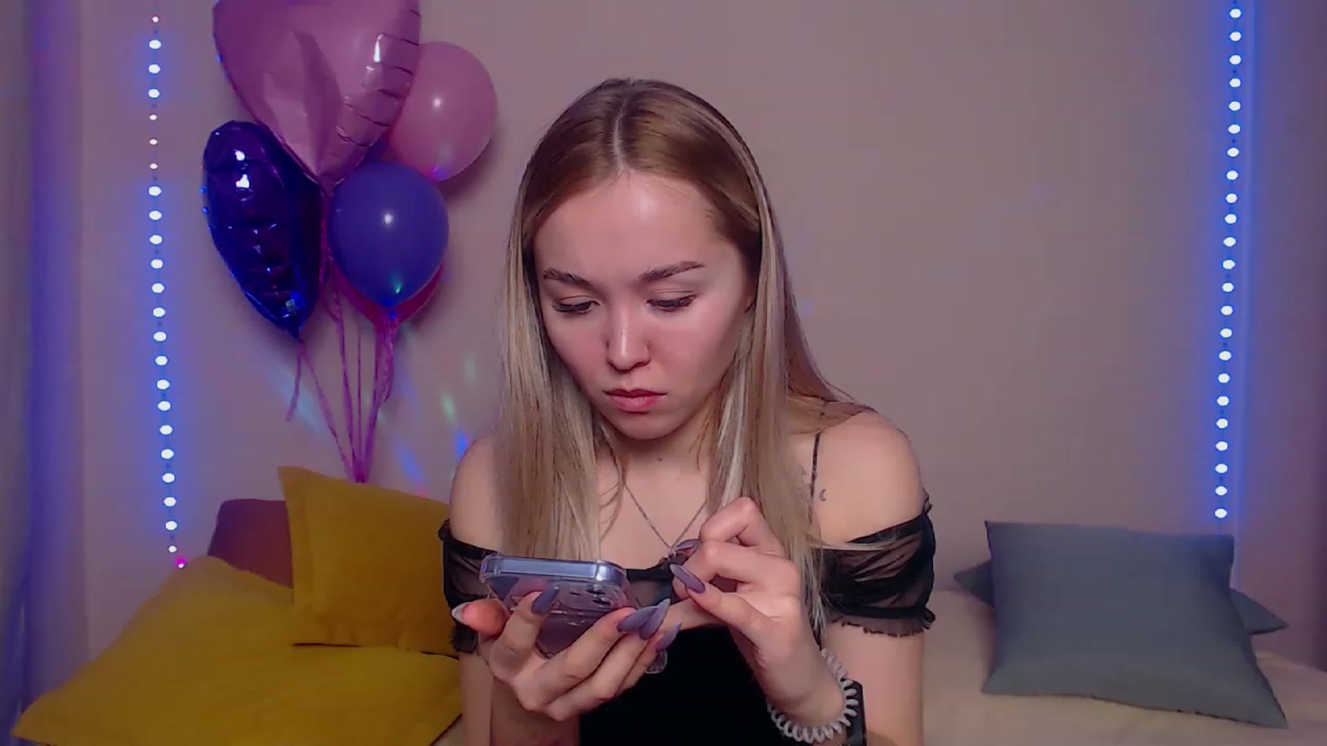 Gallery image thumbnail from HollyMich's myfreecams stream on, 03/20/2023, 06:03 image 3 of 20
