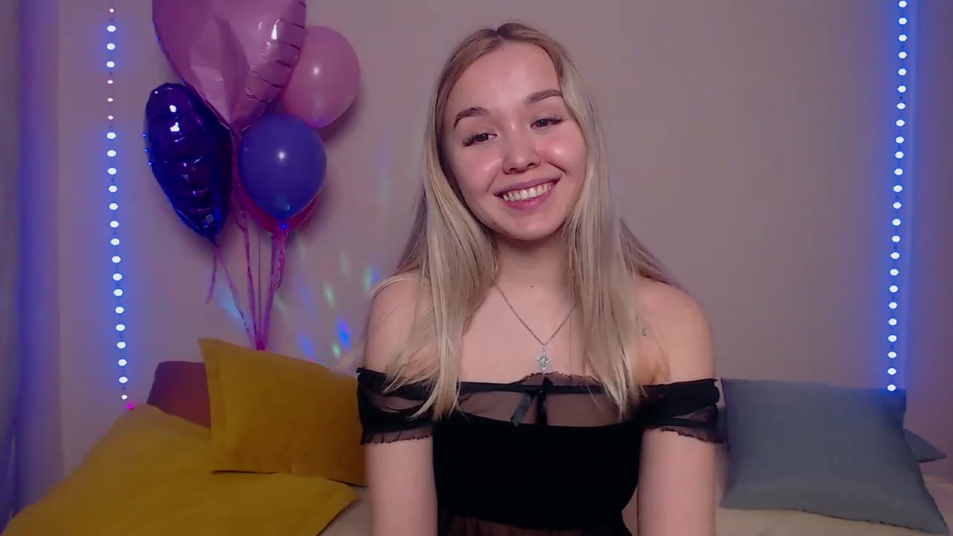 Gallery image thumbnail from HollyMich's myfreecams stream on, 03/20/2023, 06:03 image 16 of 20