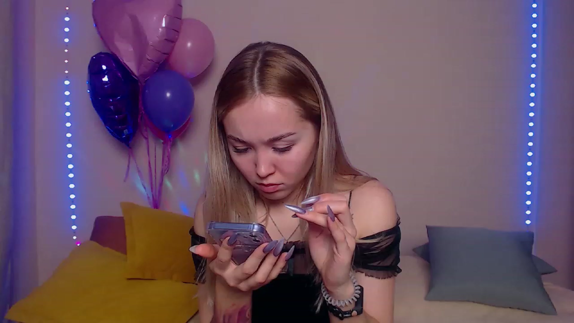 Gallery image thumbnail from HollyMich's myfreecams stream on, 03/20/2023, 06:03 image 4 of 20