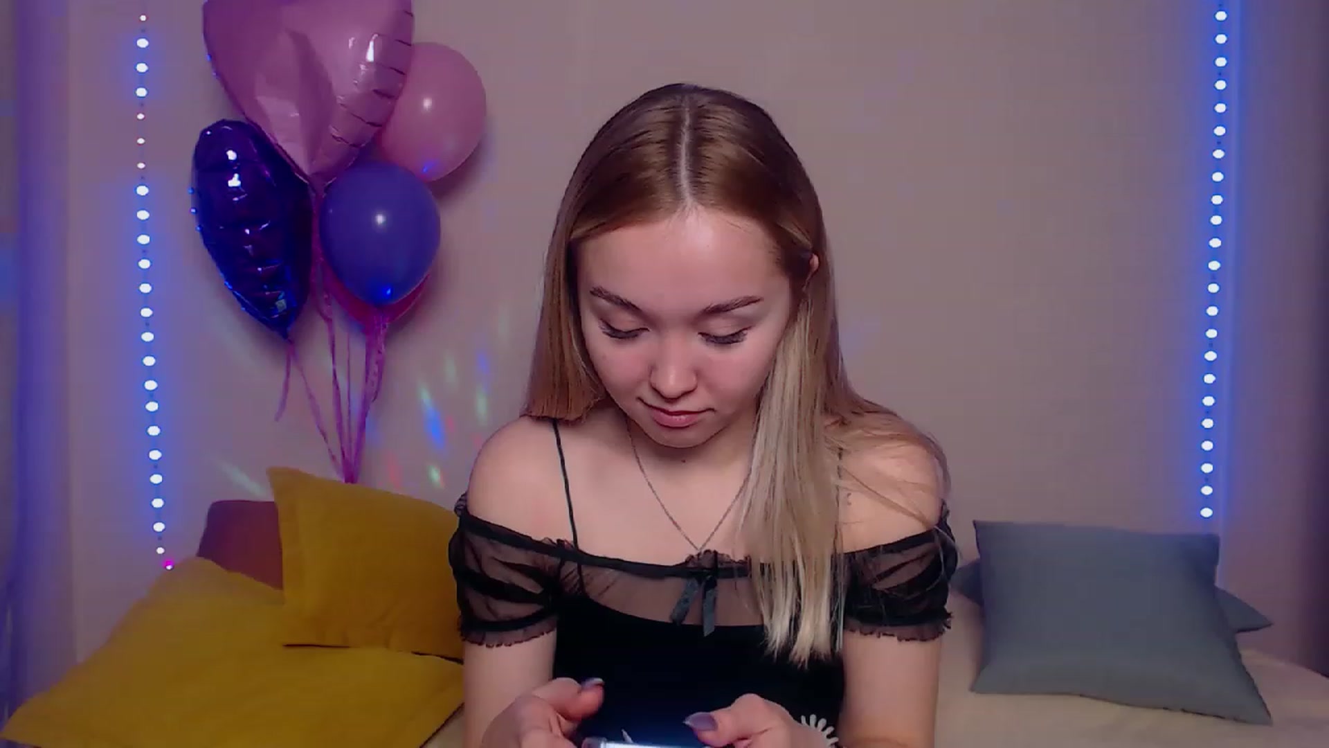 Gallery image thumbnail from HollyMich's myfreecams stream on, 03/20/2023, 06:03 image 9 of 20